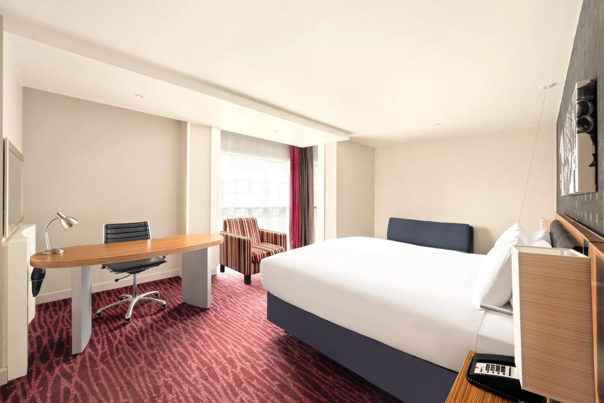 Photo of the whole room, Bed in Holiday Inn Manchester-Mediacityuk by IHG