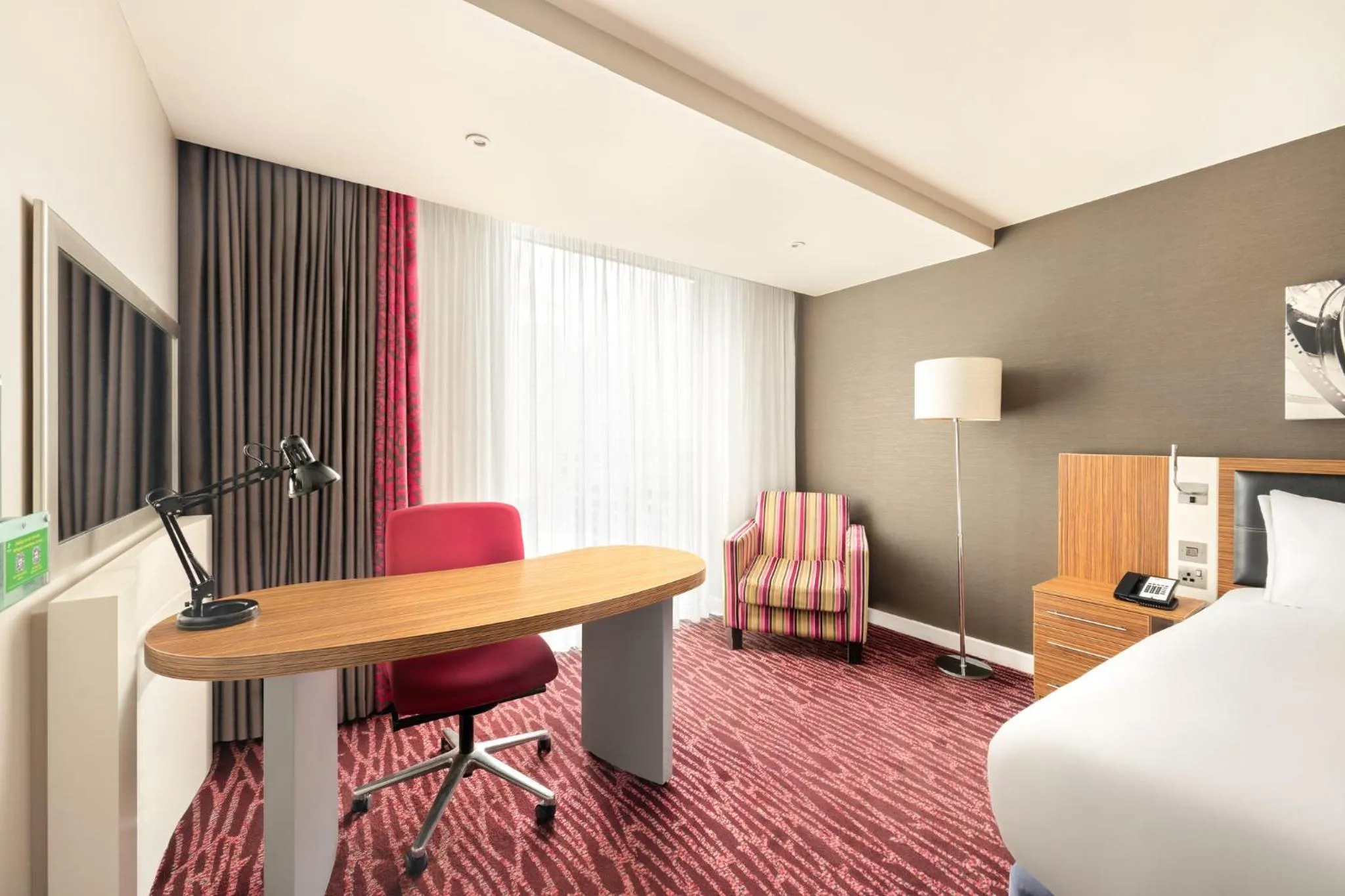 Photo of the whole room, Bed in Holiday Inn Manchester-Mediacityuk by IHG