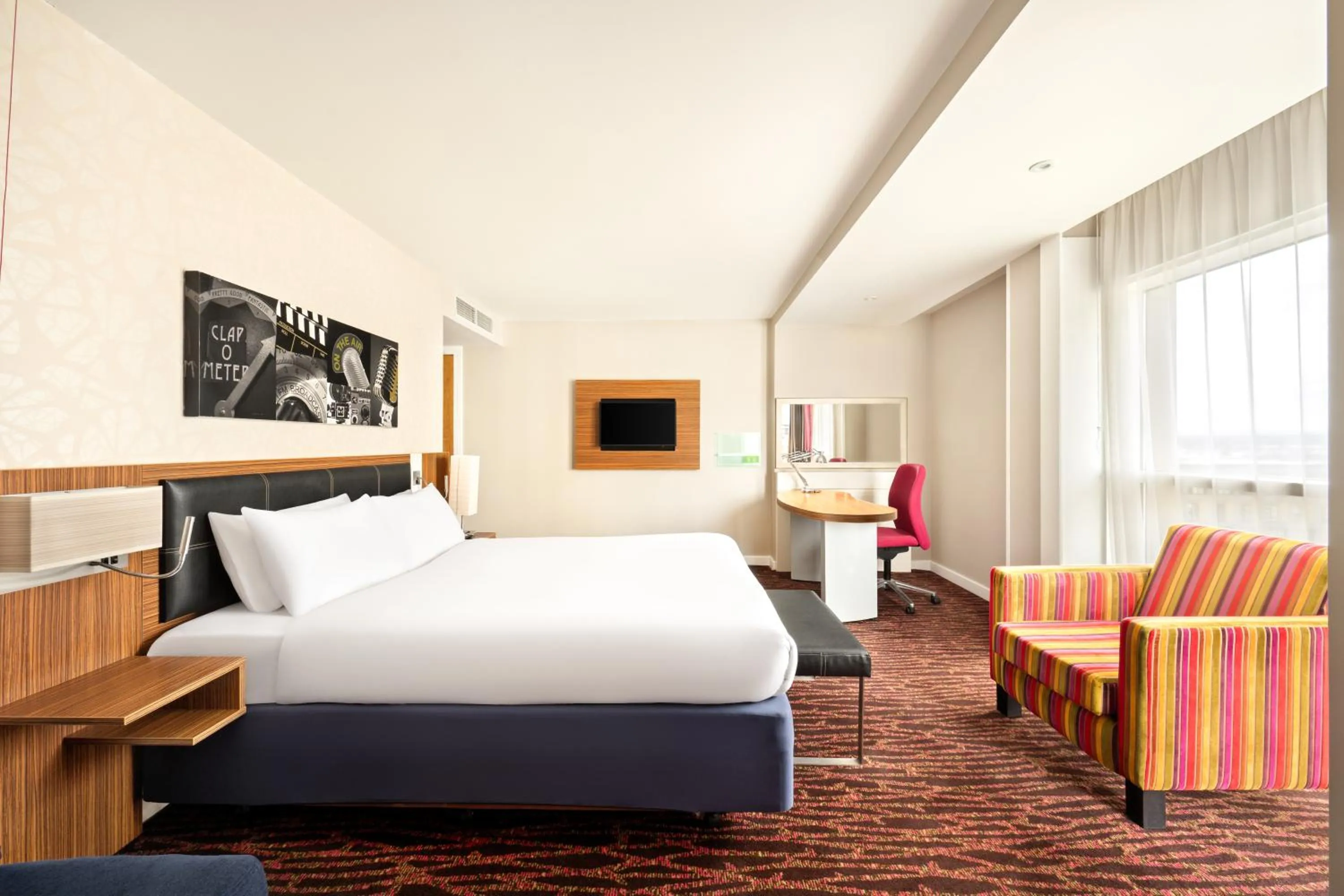Bed in Holiday Inn Manchester-Mediacityuk by IHG