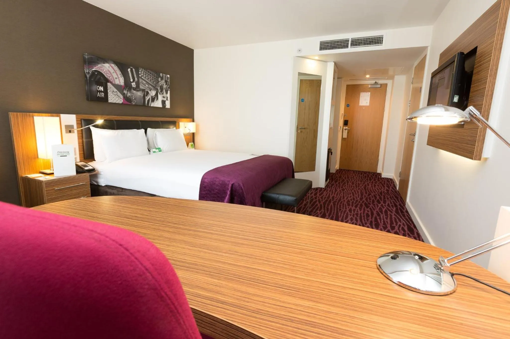 Photo of the whole room, Bed in Holiday Inn Manchester-Mediacityuk by IHG