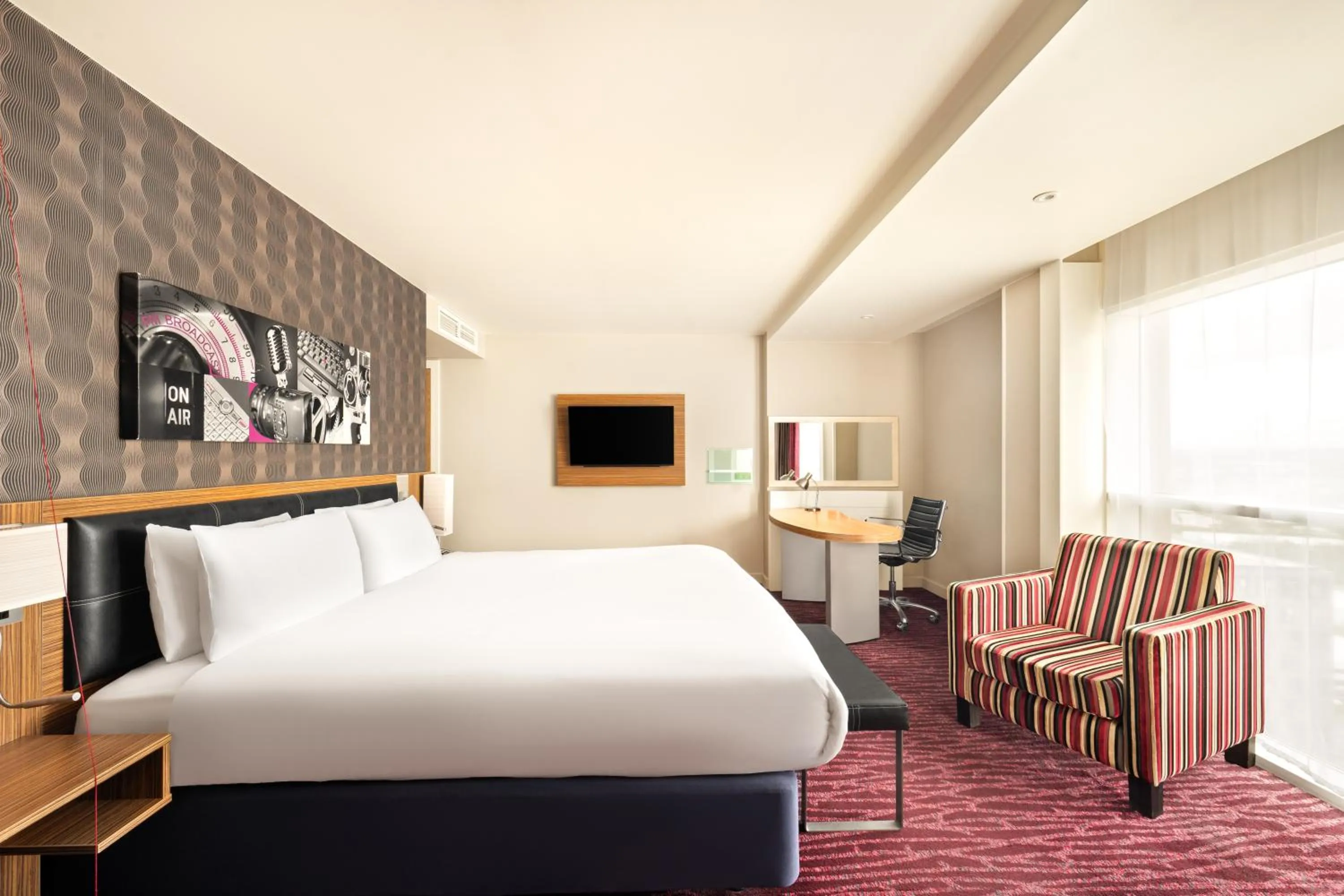 Bed in Holiday Inn Manchester-Mediacityuk by IHG