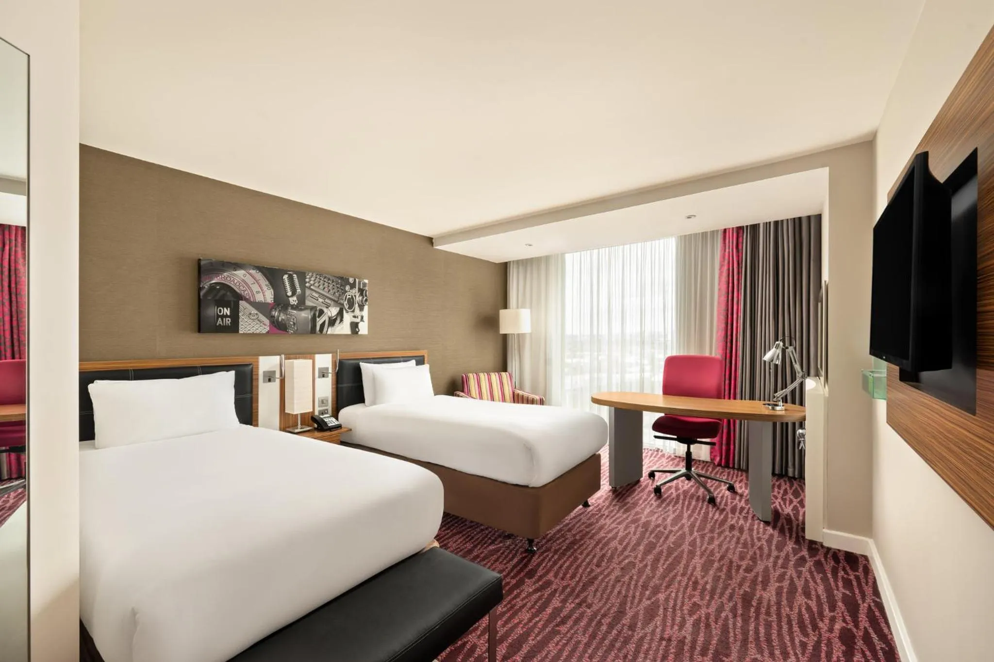 Photo of the whole room, Bed in Holiday Inn Manchester-Mediacityuk by IHG