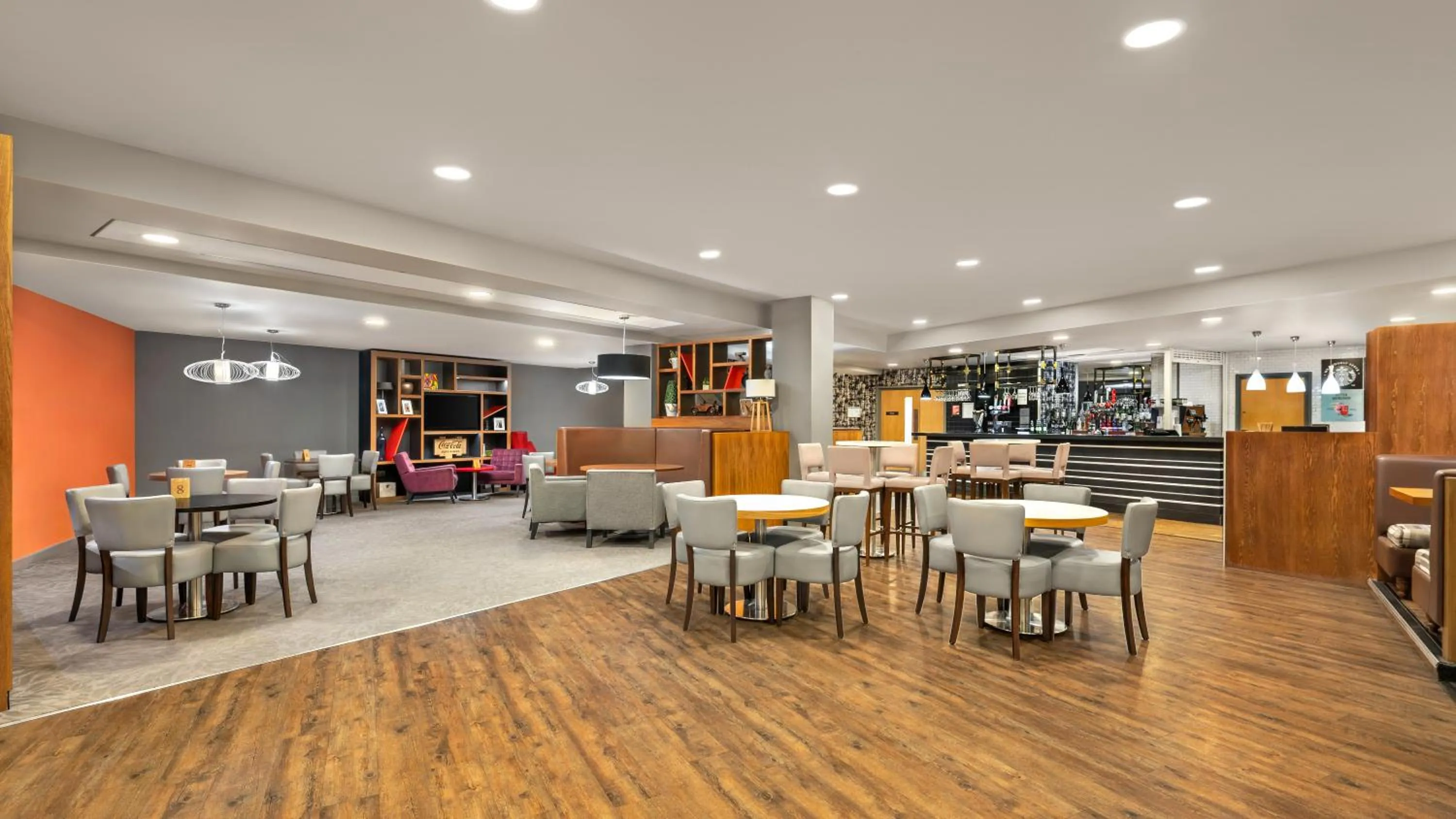 Lounge or bar in Holiday Inn Manchester-Mediacityuk by IHG