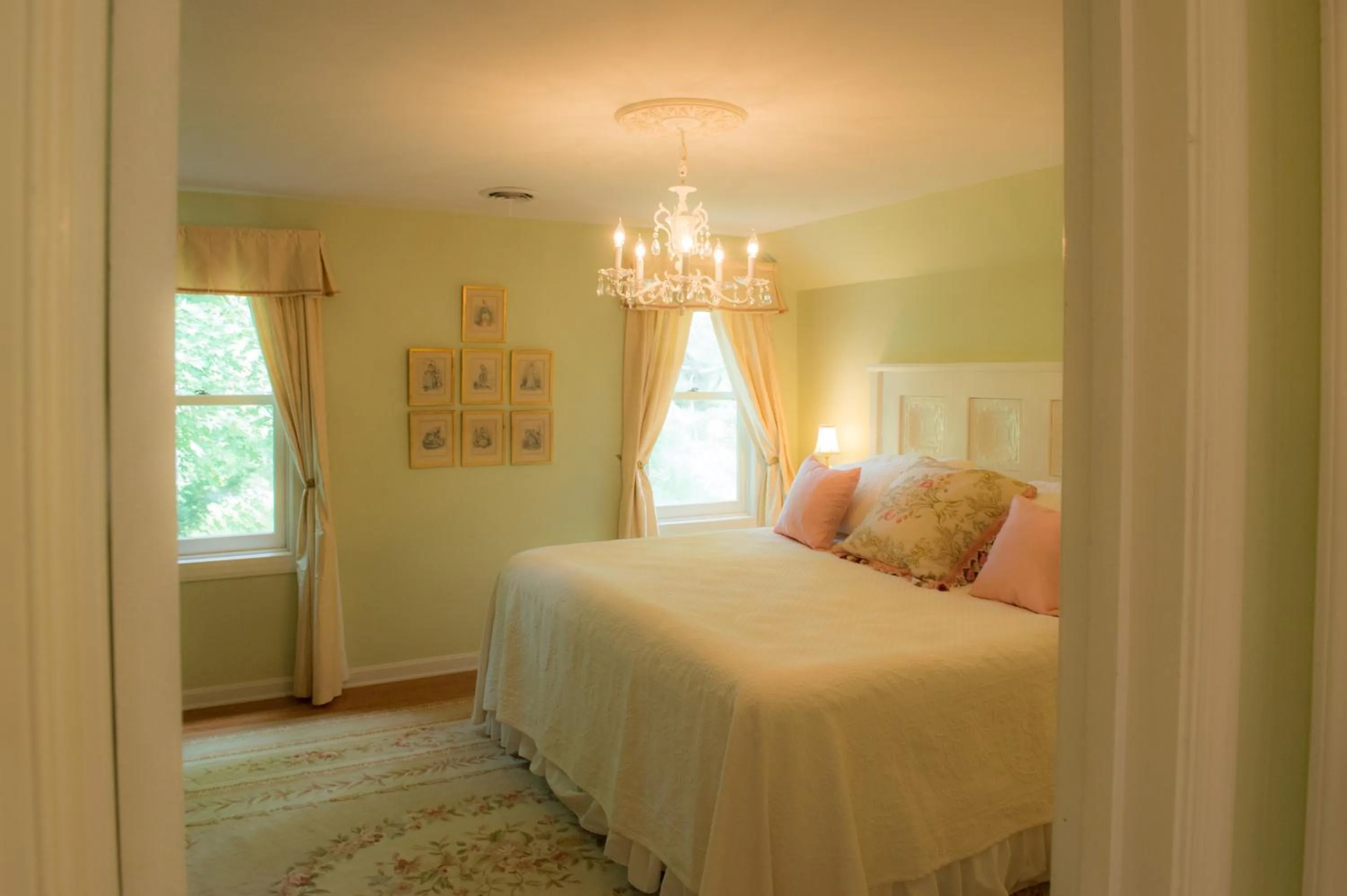 Bedroom, Bed in LeFay Cottage at Little Washington