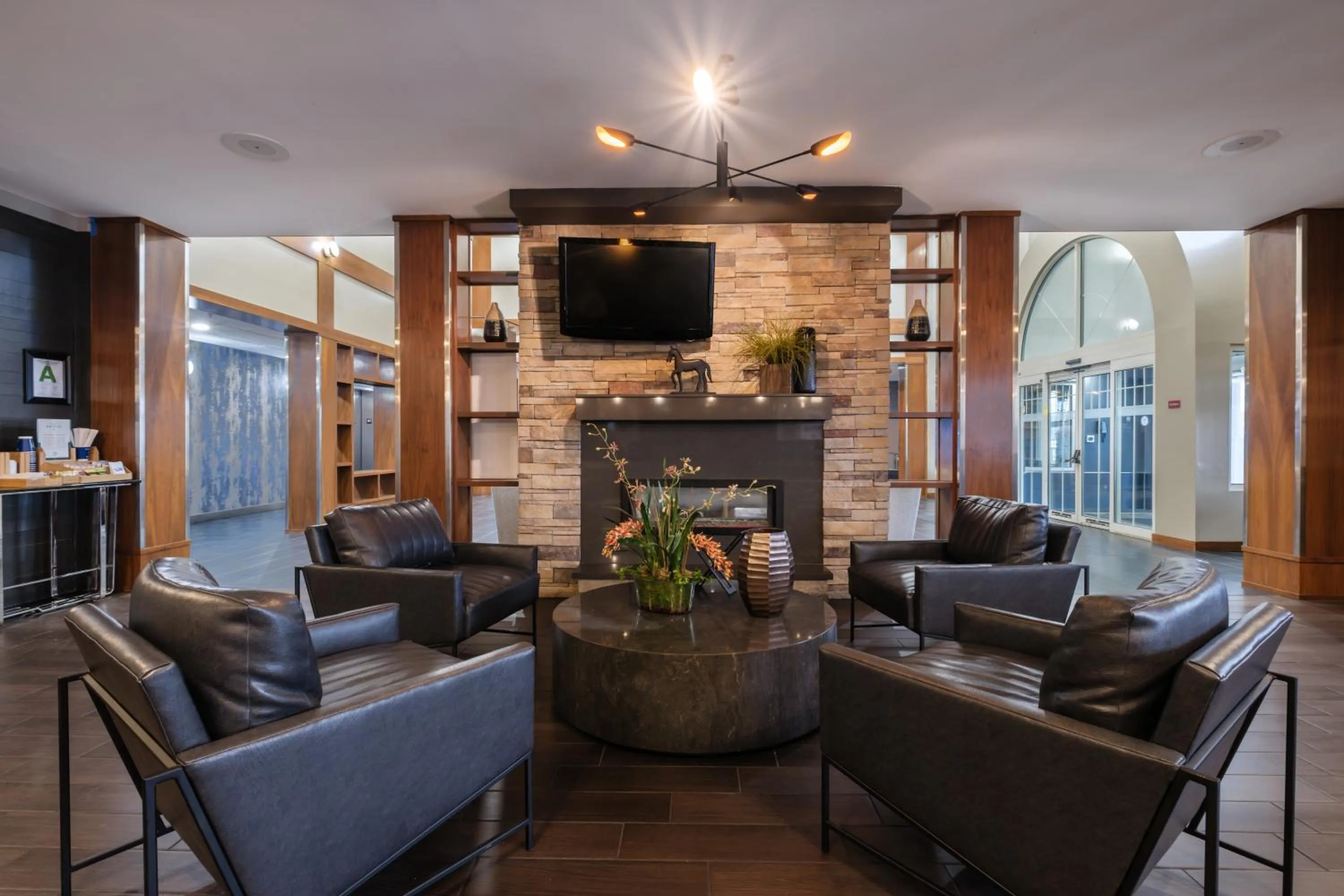 Lounge or bar in Four Points by Sheraton Louisville Airport