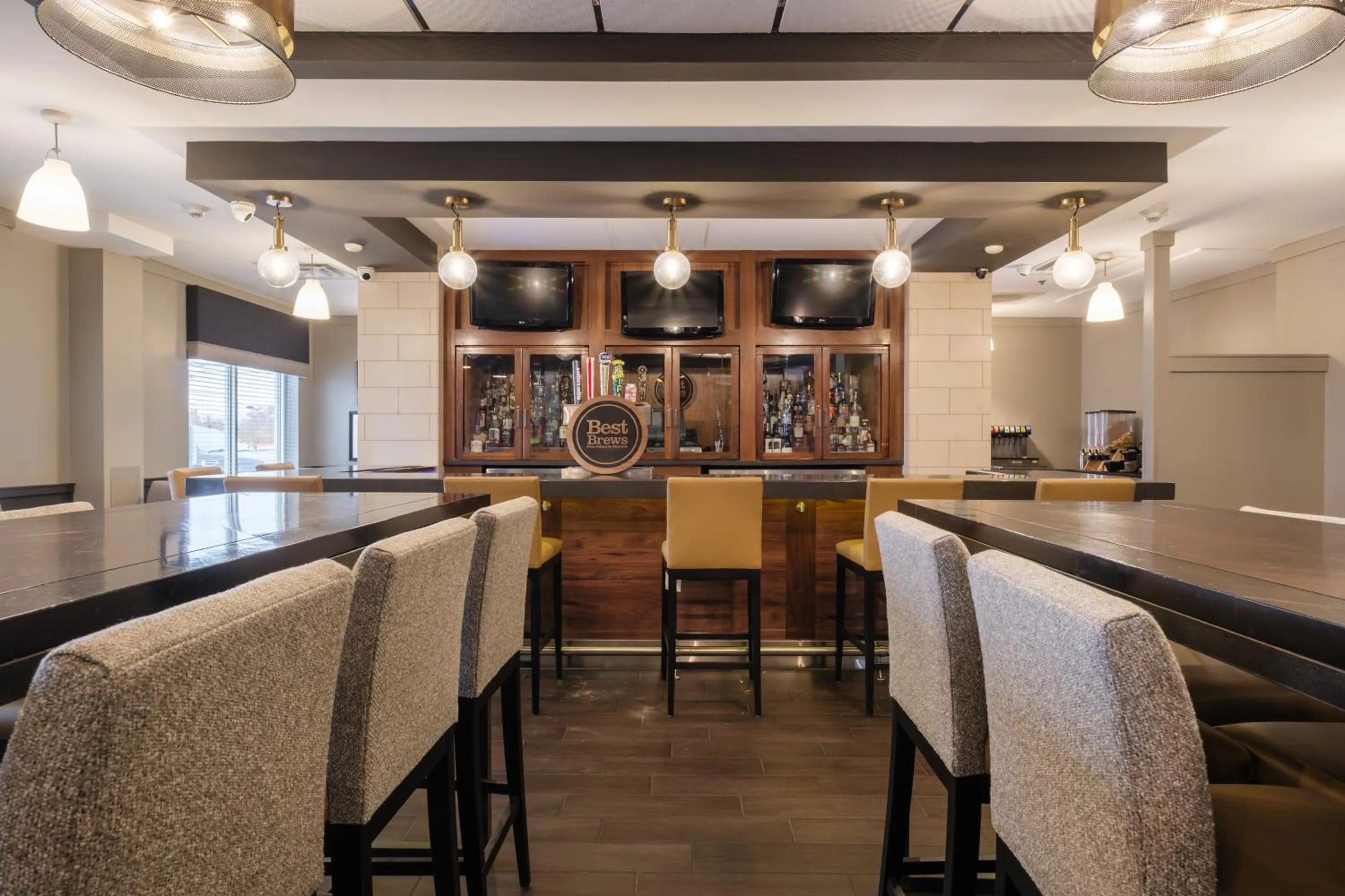 Restaurant/places to eat in Four Points by Sheraton Louisville Airport