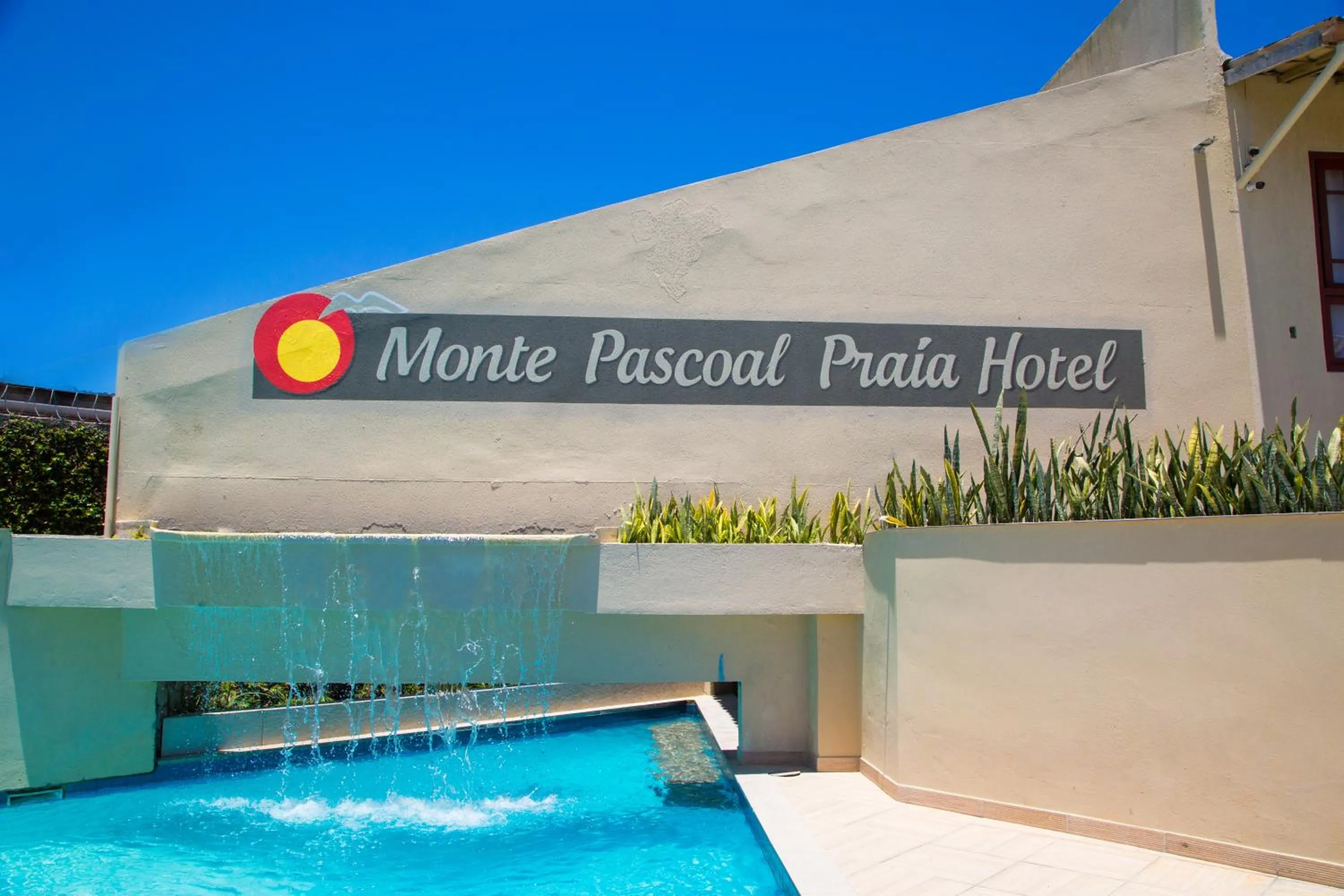 Swimming pool in Monte Pascoal Praia Hotel