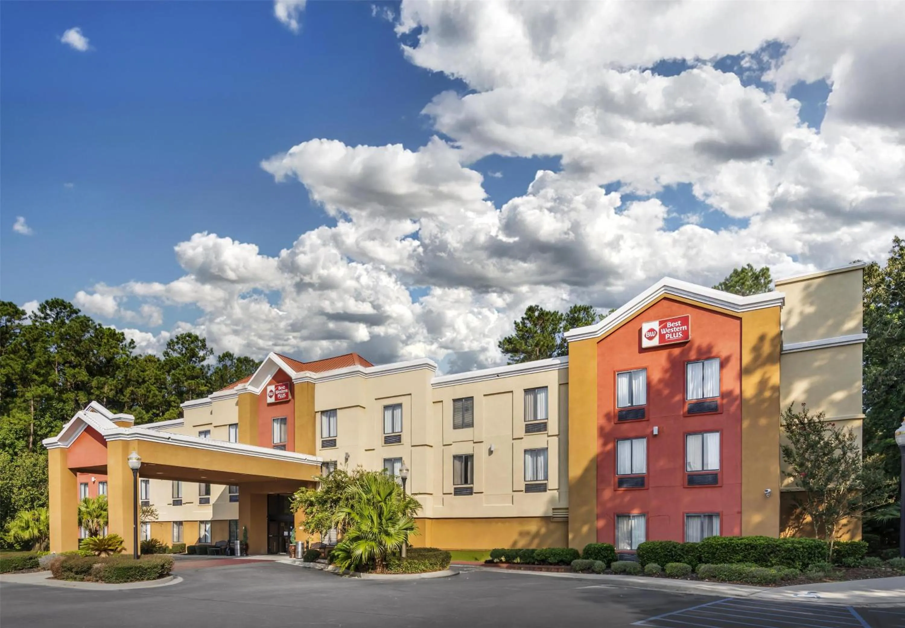 Property building in Best Western Plus Richmond Hill Inn