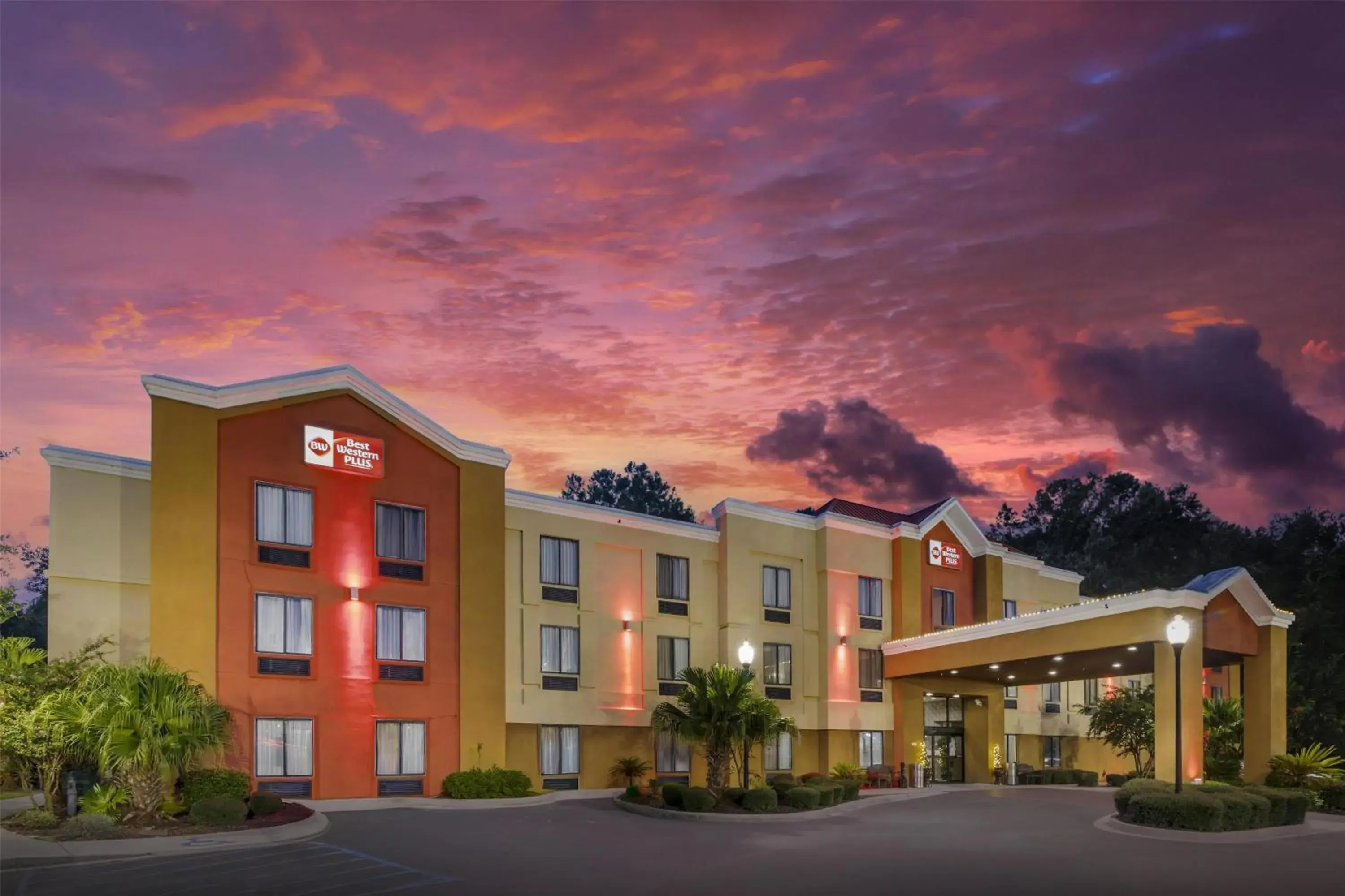 Property building in Best Western Plus Richmond Hill Inn Property building in Best Western Plus Richmond Hill Inn