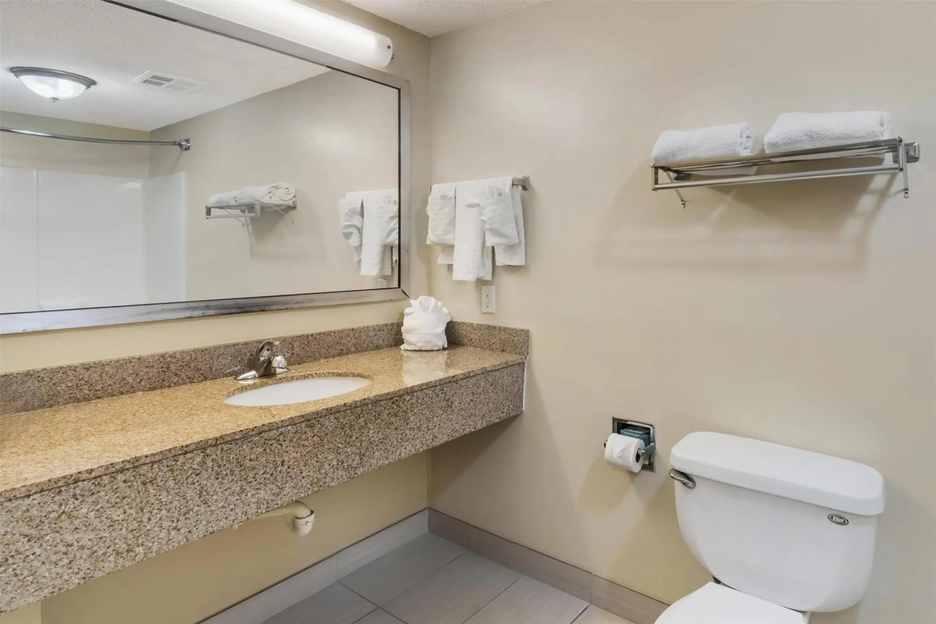 Bedroom in Best Western Plus Richmond Hill Inn Bedroom in Best Western Plus Richmond Hill Inn