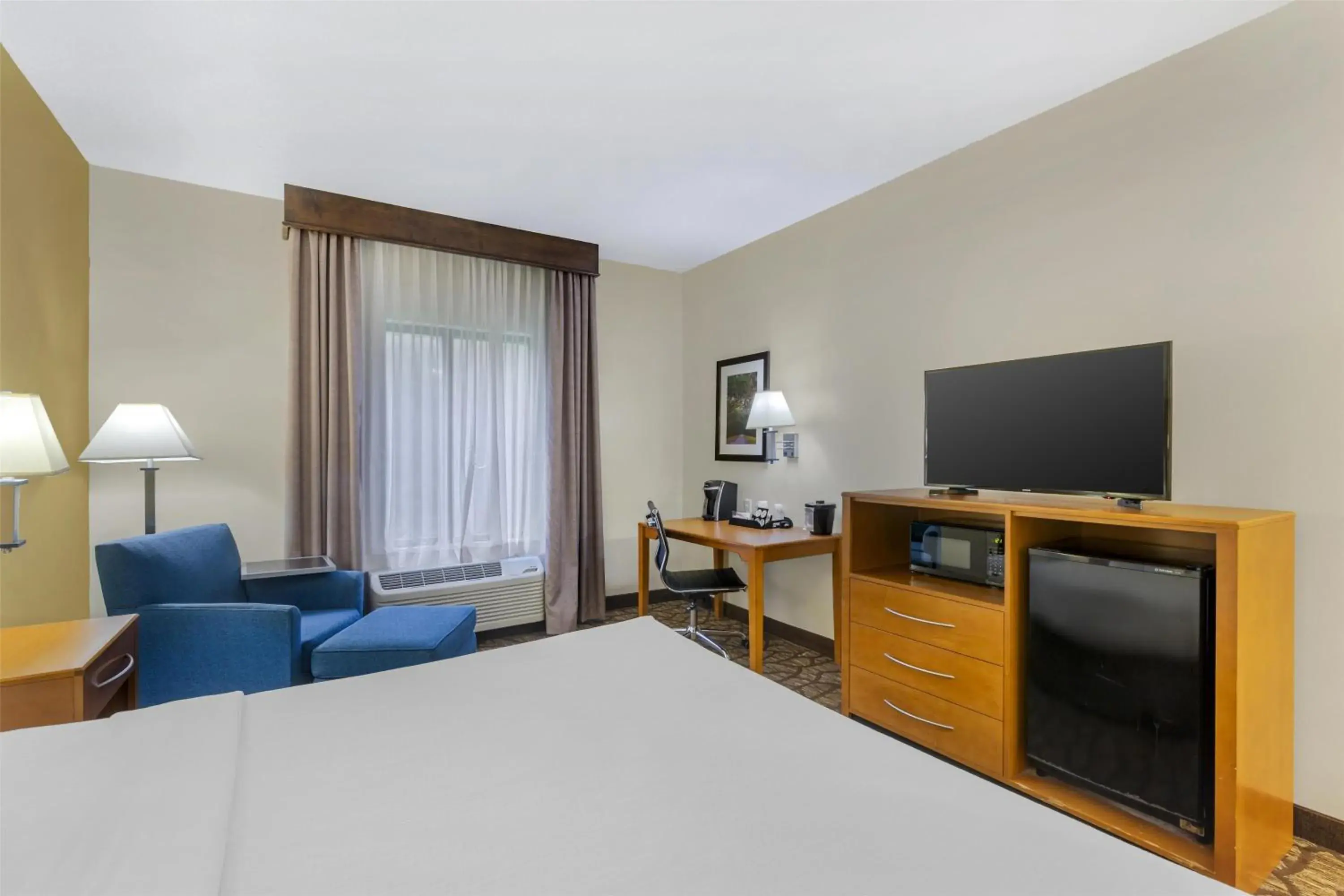 King Room with Bath Tub - Mobility Access/Non-Smoking in Best Western Plus Richmond Hill Inn King Room with Bath Tub - Mobility Access/Non-Smoking in Best Western Plus Richmond Hill Inn