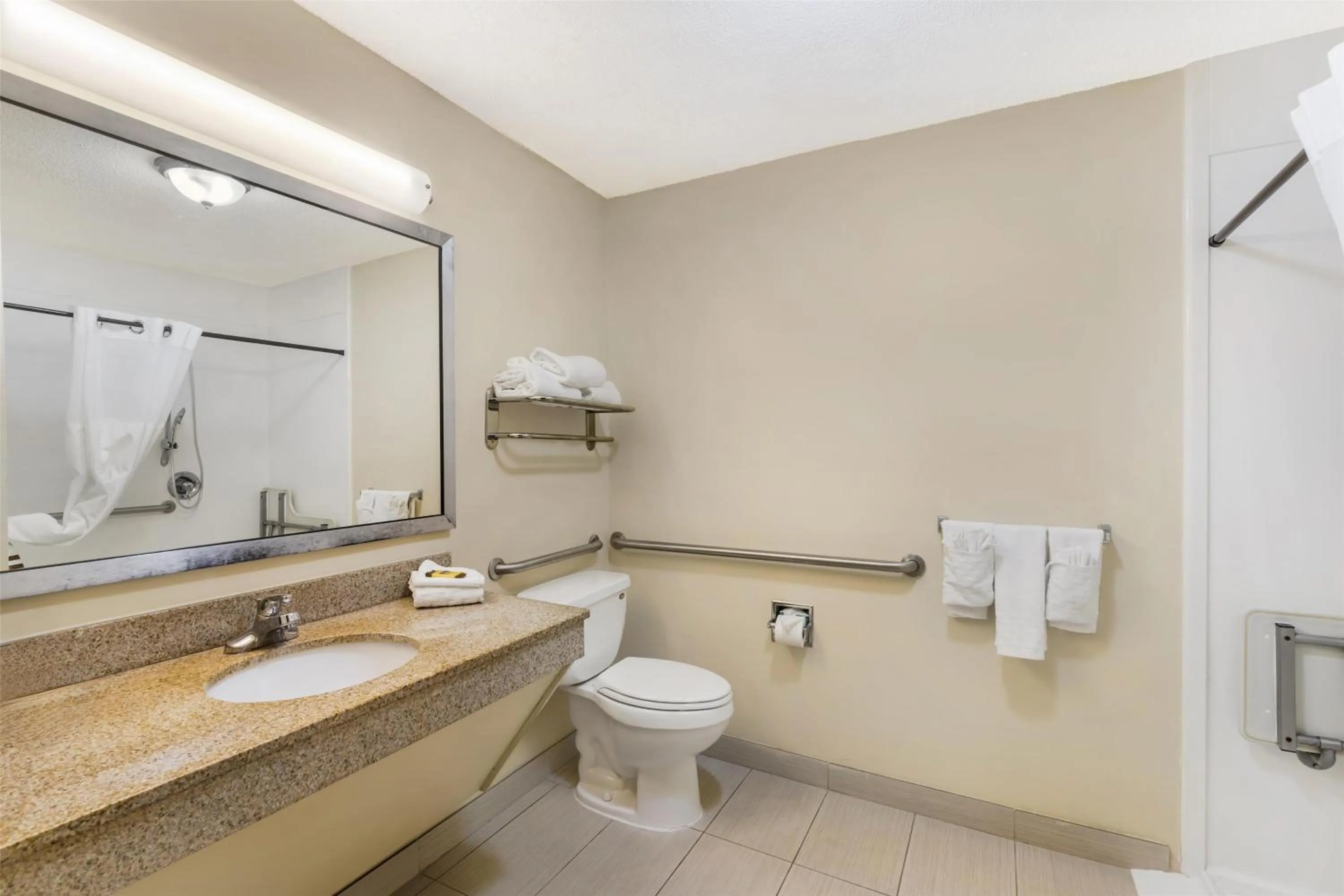 Bedroom in Best Western Plus Richmond Hill Inn