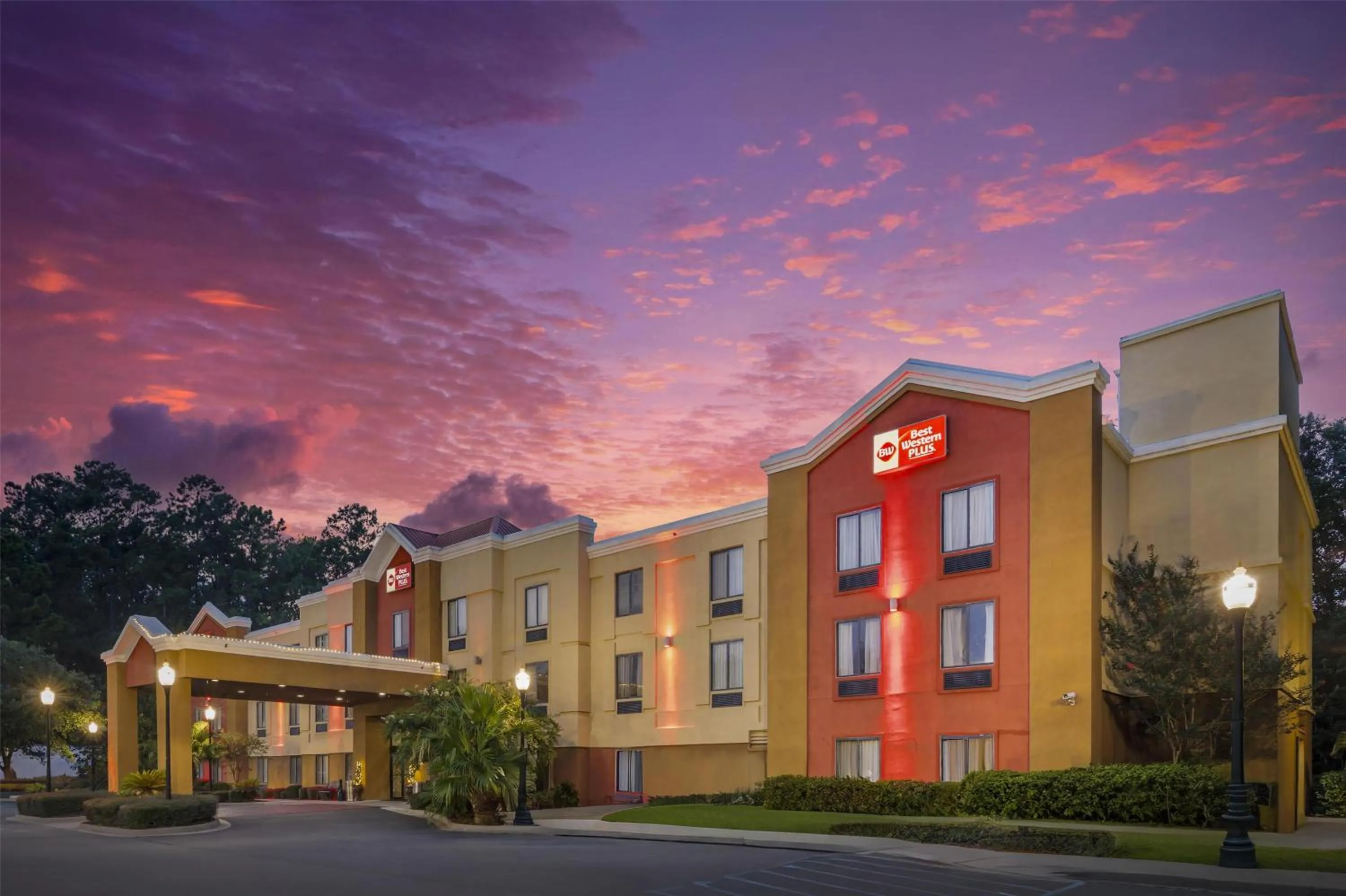 Property building in Best Western Plus Richmond Hill Inn
