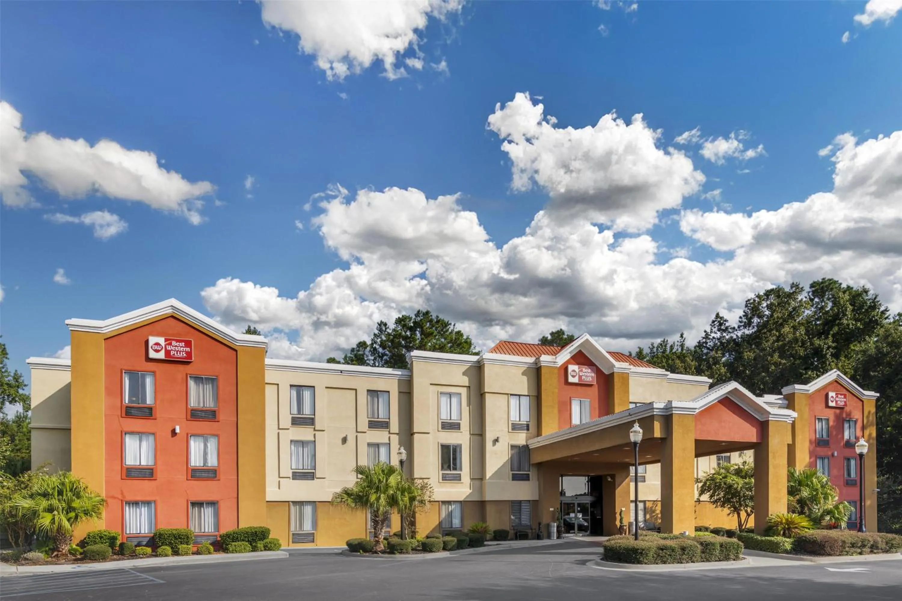 Property building in Best Western Plus Richmond Hill Inn