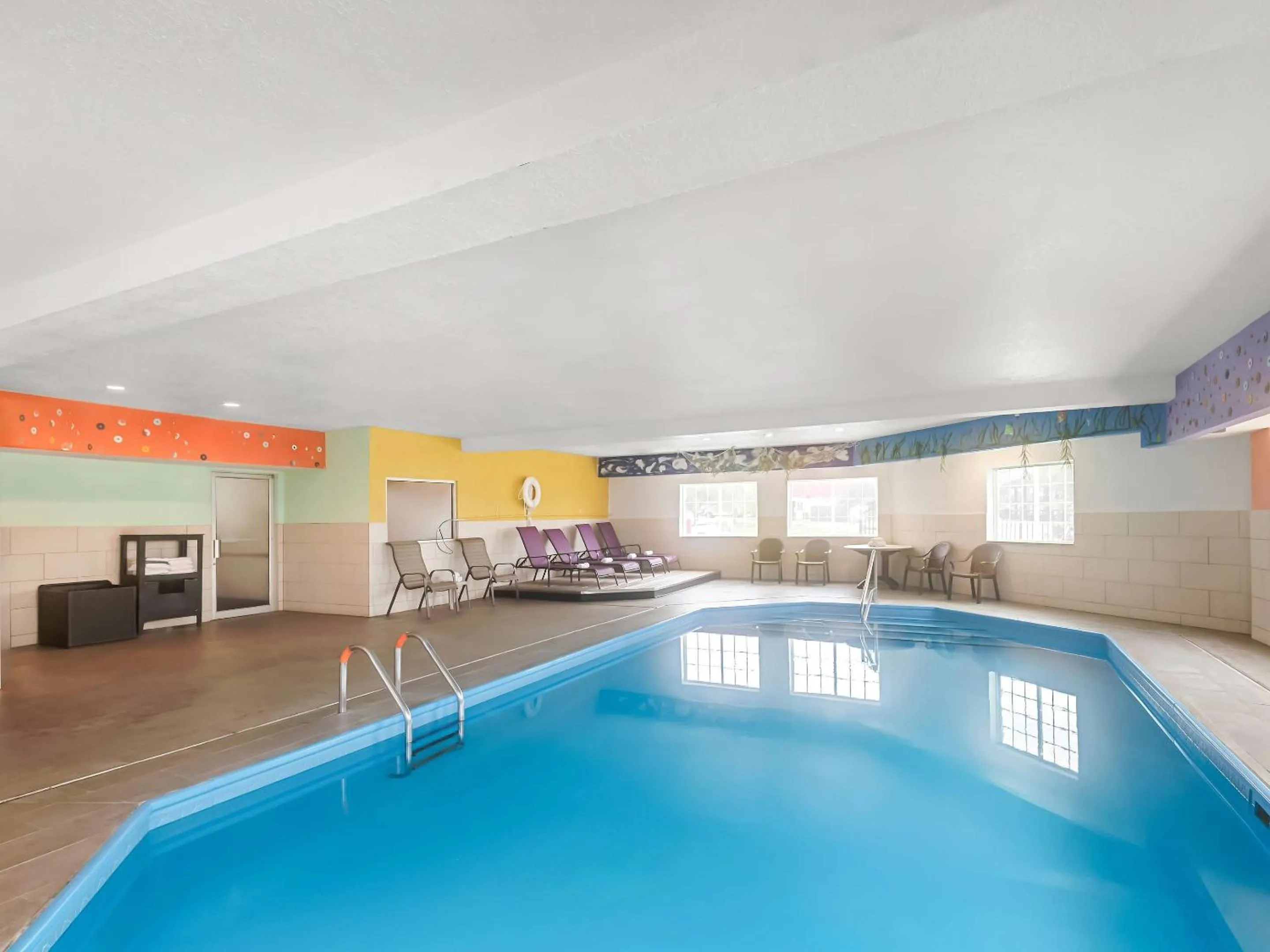 Swimming pool in Comfort Inn & Suites Bellevue - Omaha Offutt AFB