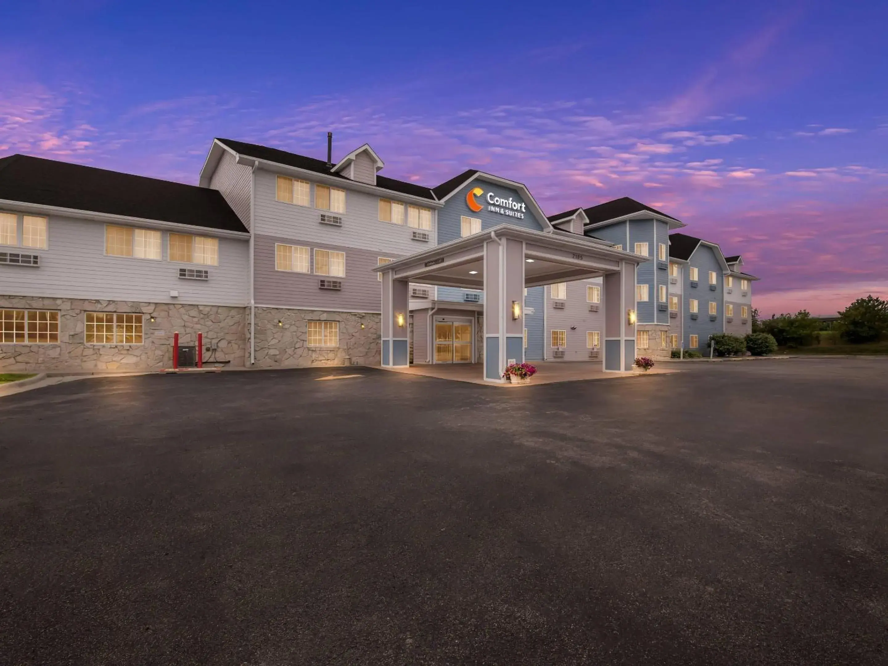 Property building in Comfort Inn & Suites Bellevue - Omaha Offutt AFB Property building in Comfort Inn & Suites Bellevue - Omaha Offutt AFB