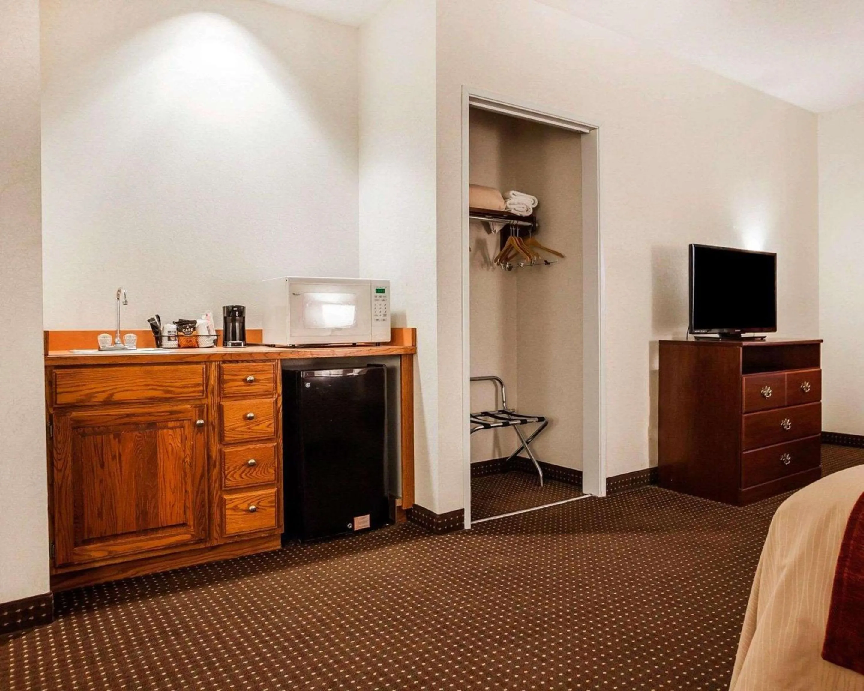 Bedroom in Quality Inn Kingdom City, MO