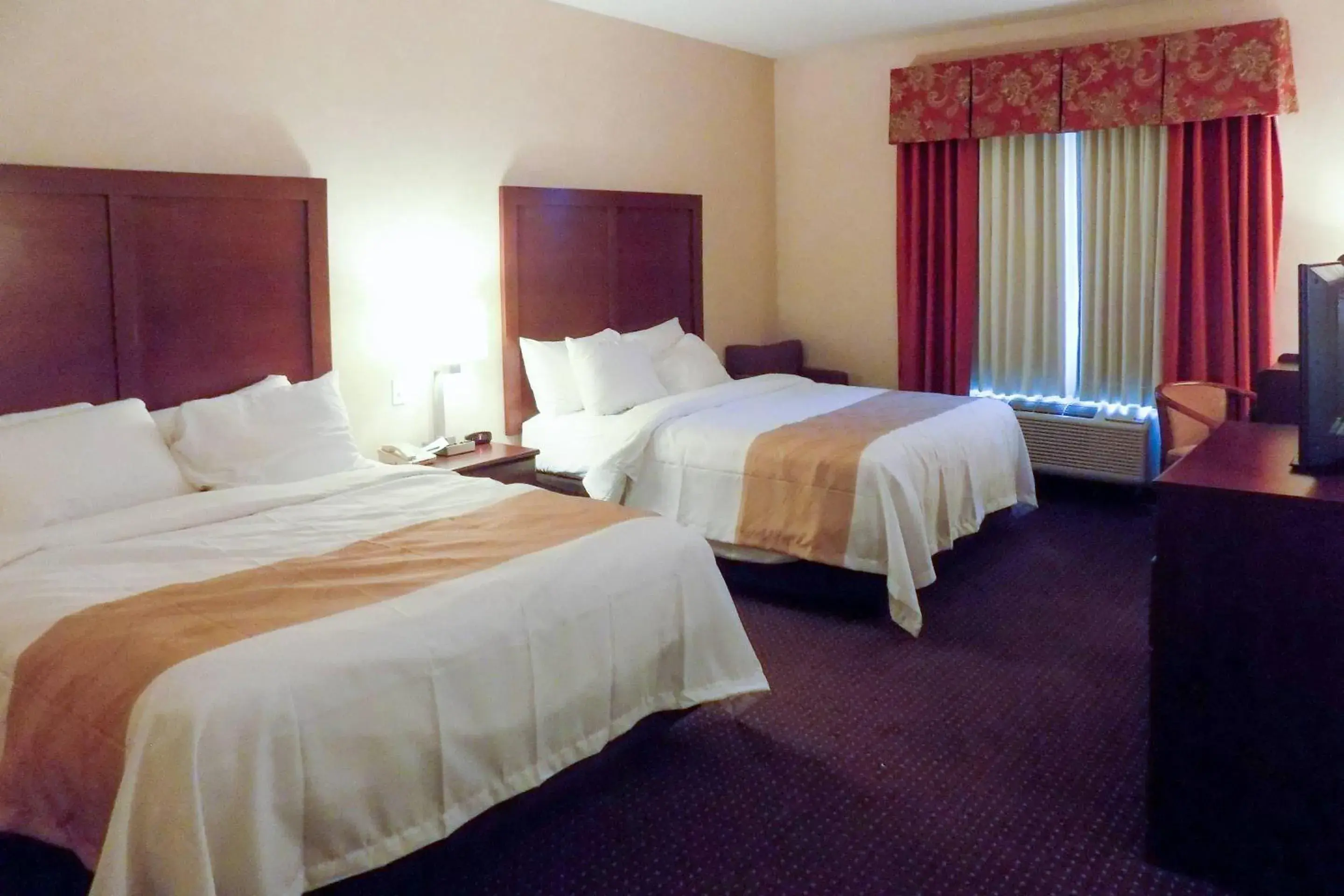 Bedroom, Bed in Quality Inn Kingdom City, MO Bedroom, Bed in Quality Inn Kingdom City, MO