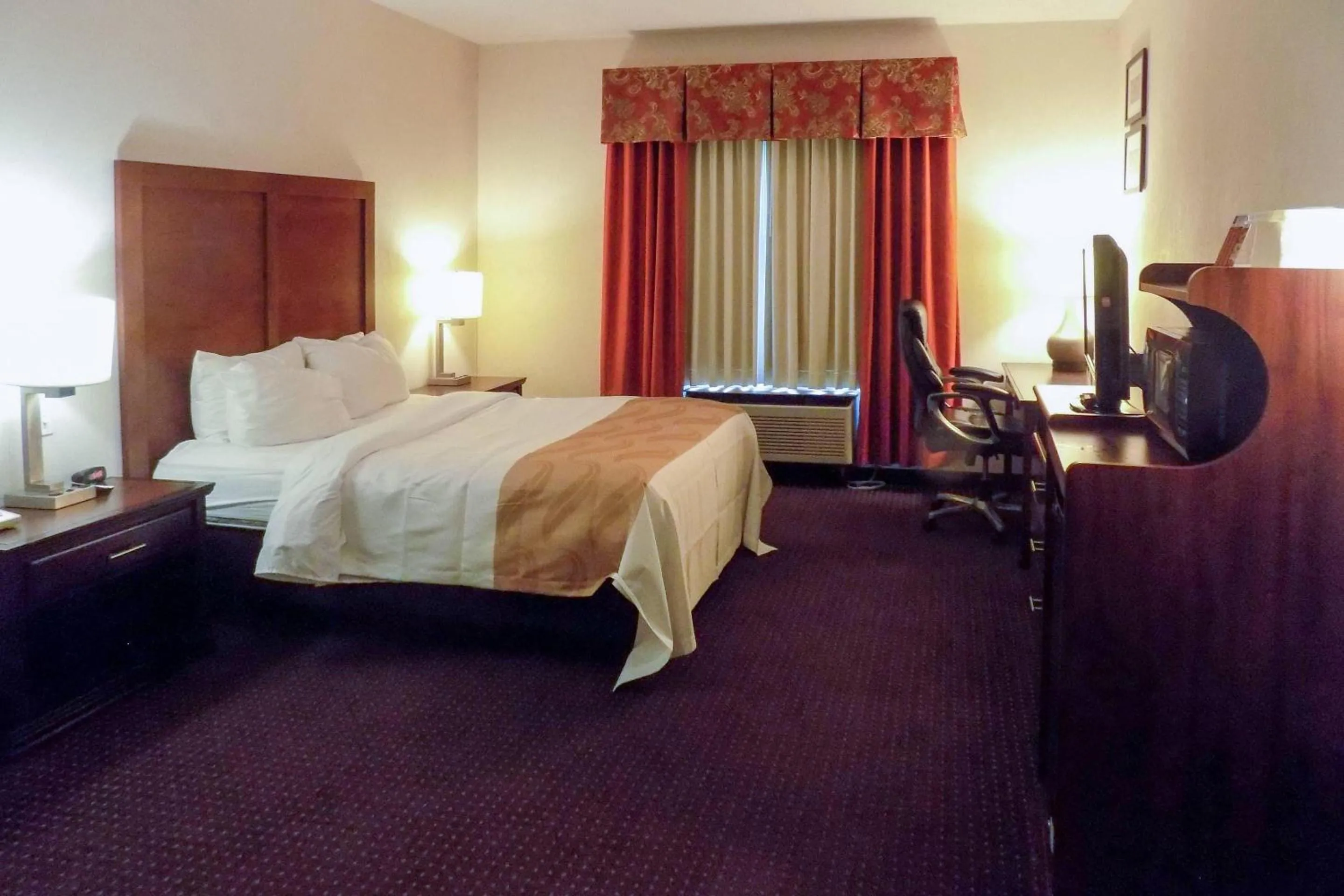 Bedroom, Bed in Quality Inn Kingdom City, MO