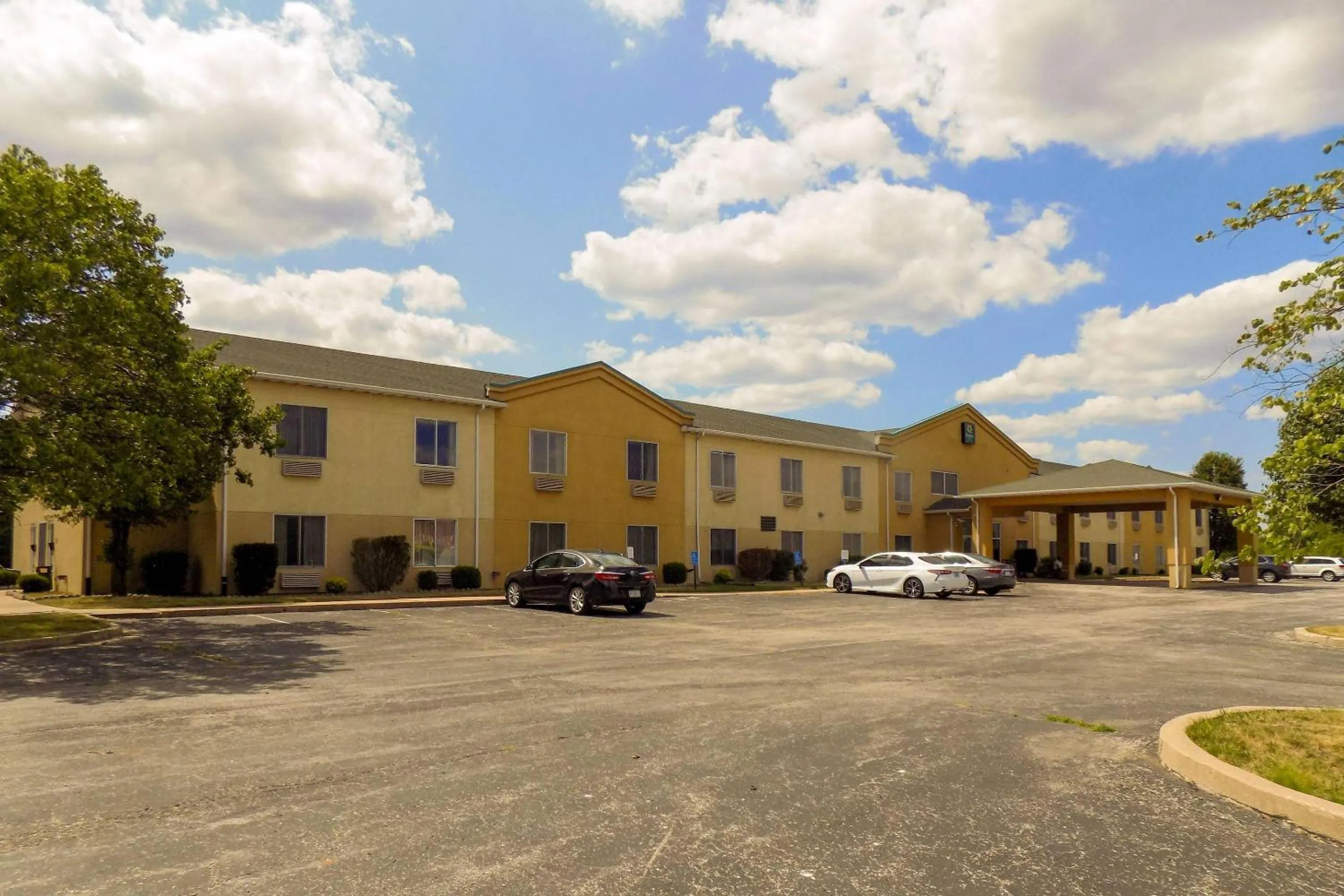 Property building in Quality Inn Kingdom City, MO