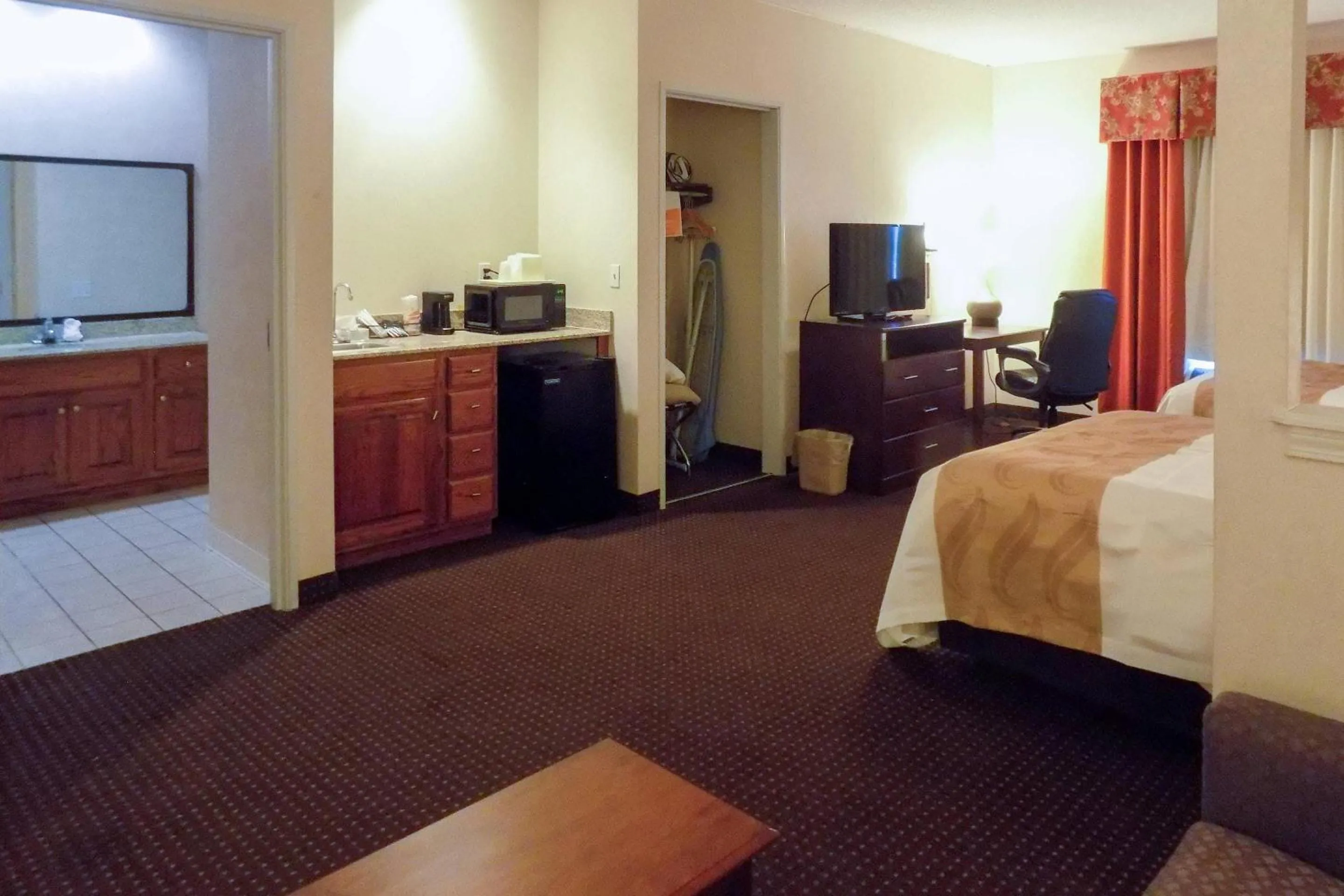 Bedroom, Bed in Quality Inn Kingdom City, MO