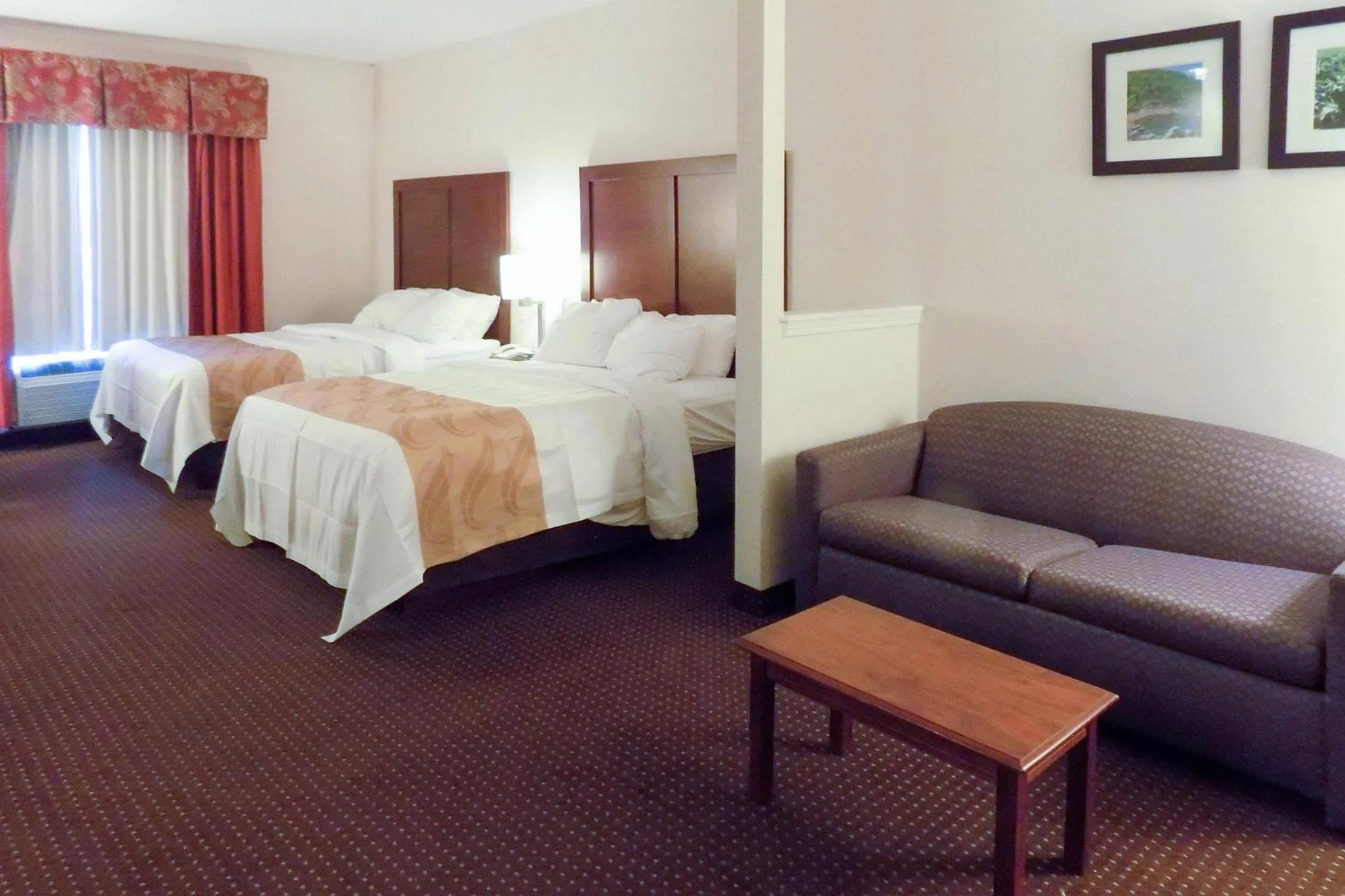 Bedroom, Bed in Quality Inn Kingdom City, MO