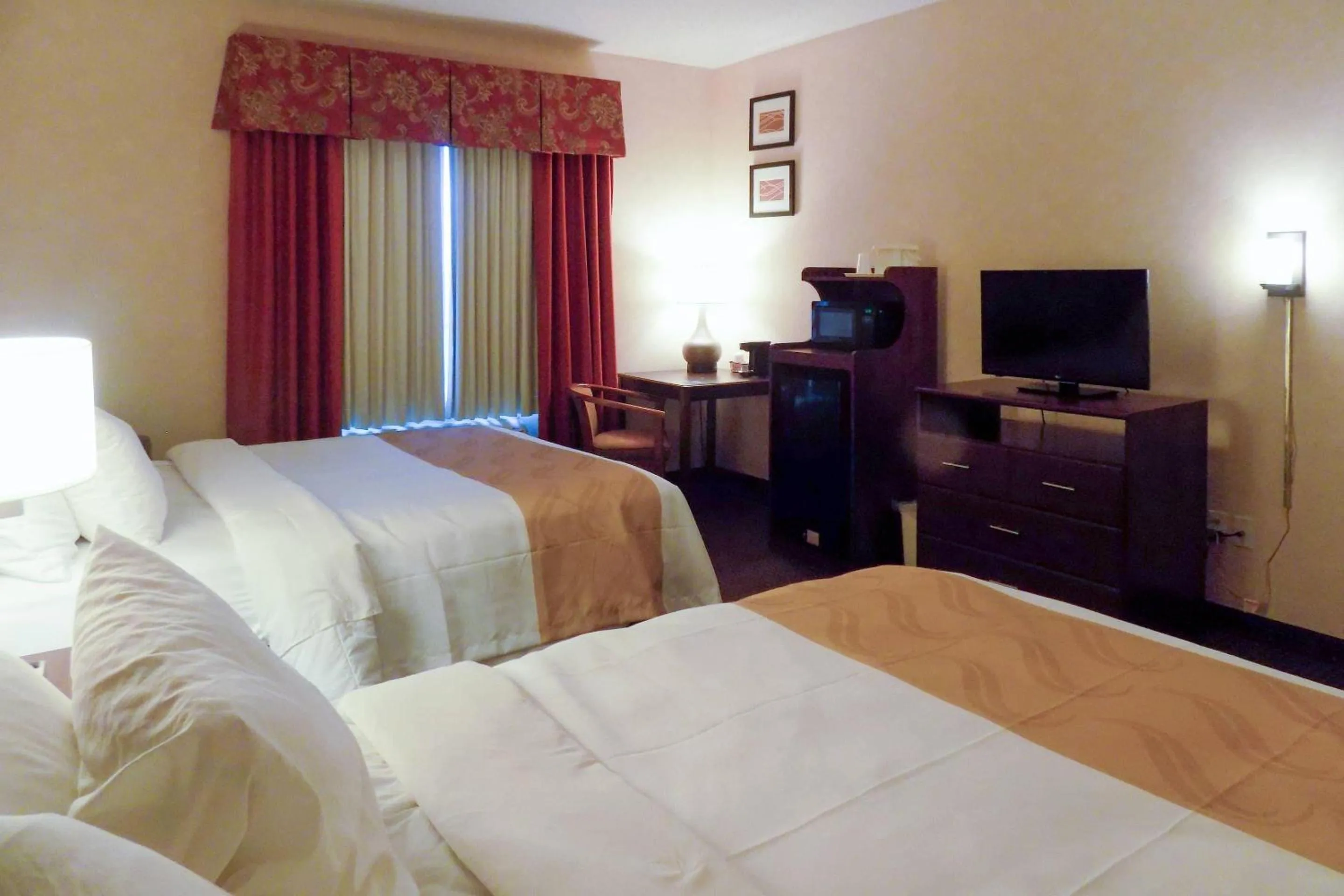 Bedroom, Bed in Quality Inn Kingdom City, MO