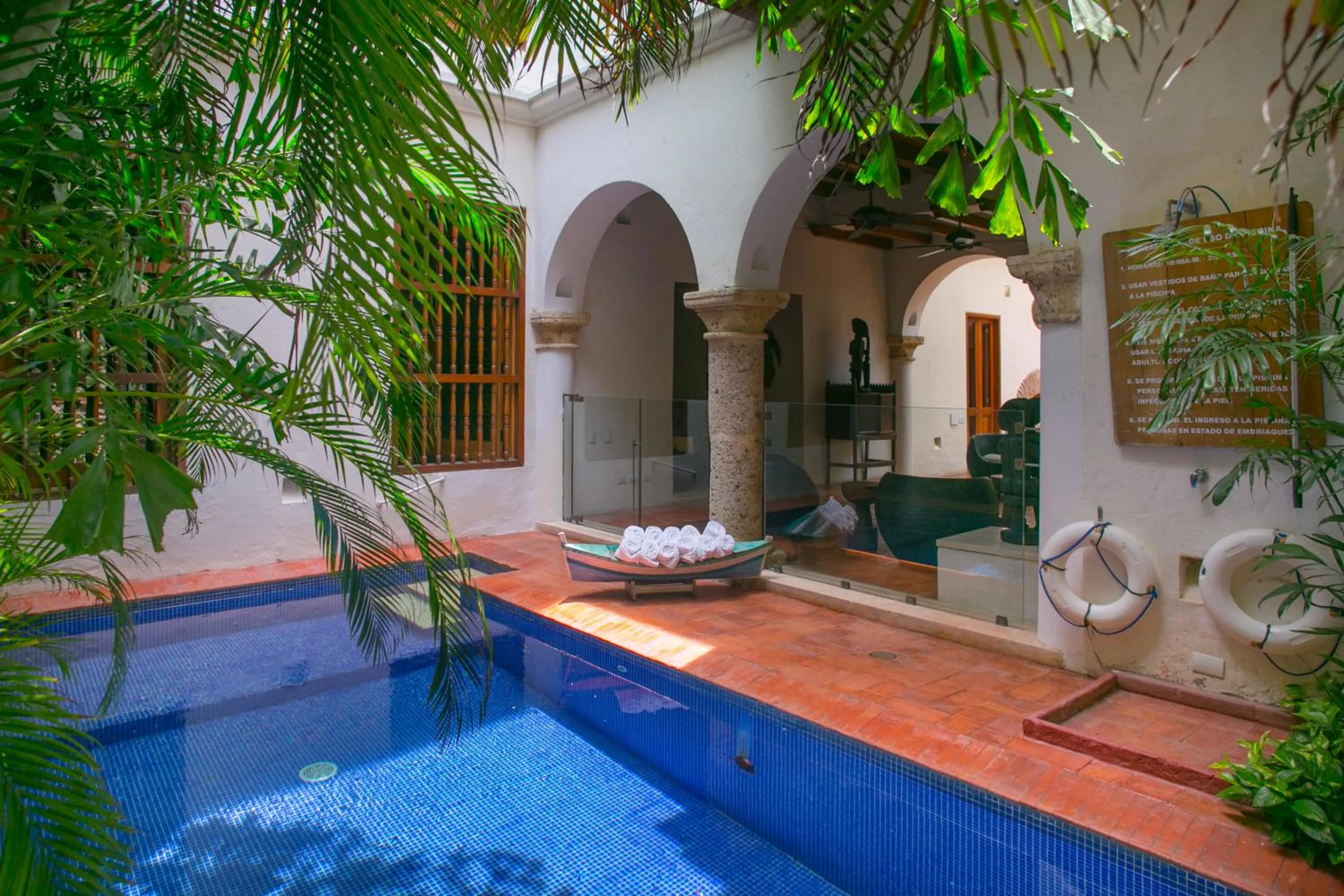 Swimming pool in Hotel Quadrifolio