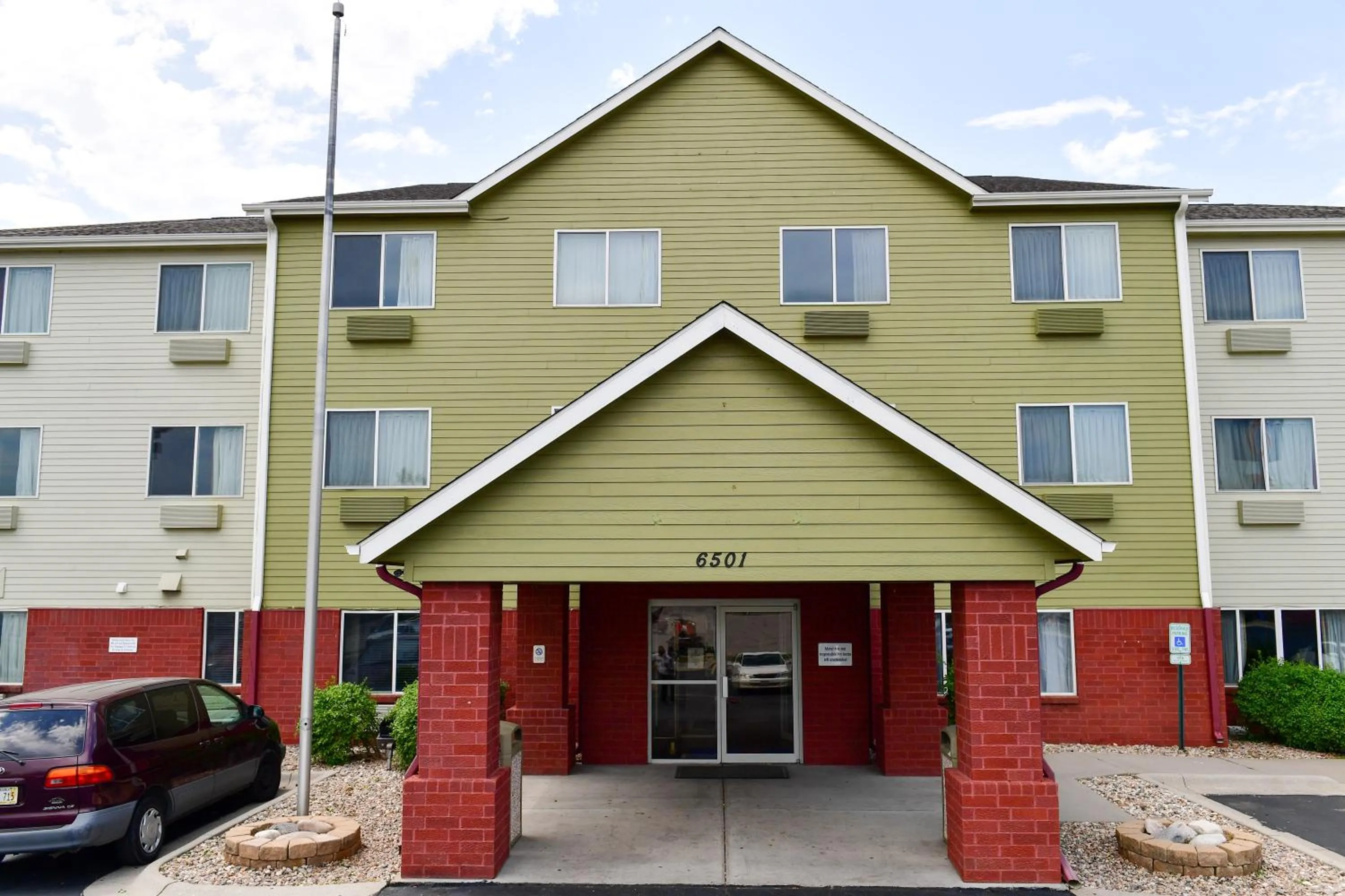 Property building in Motel 6-Lincoln, NE
