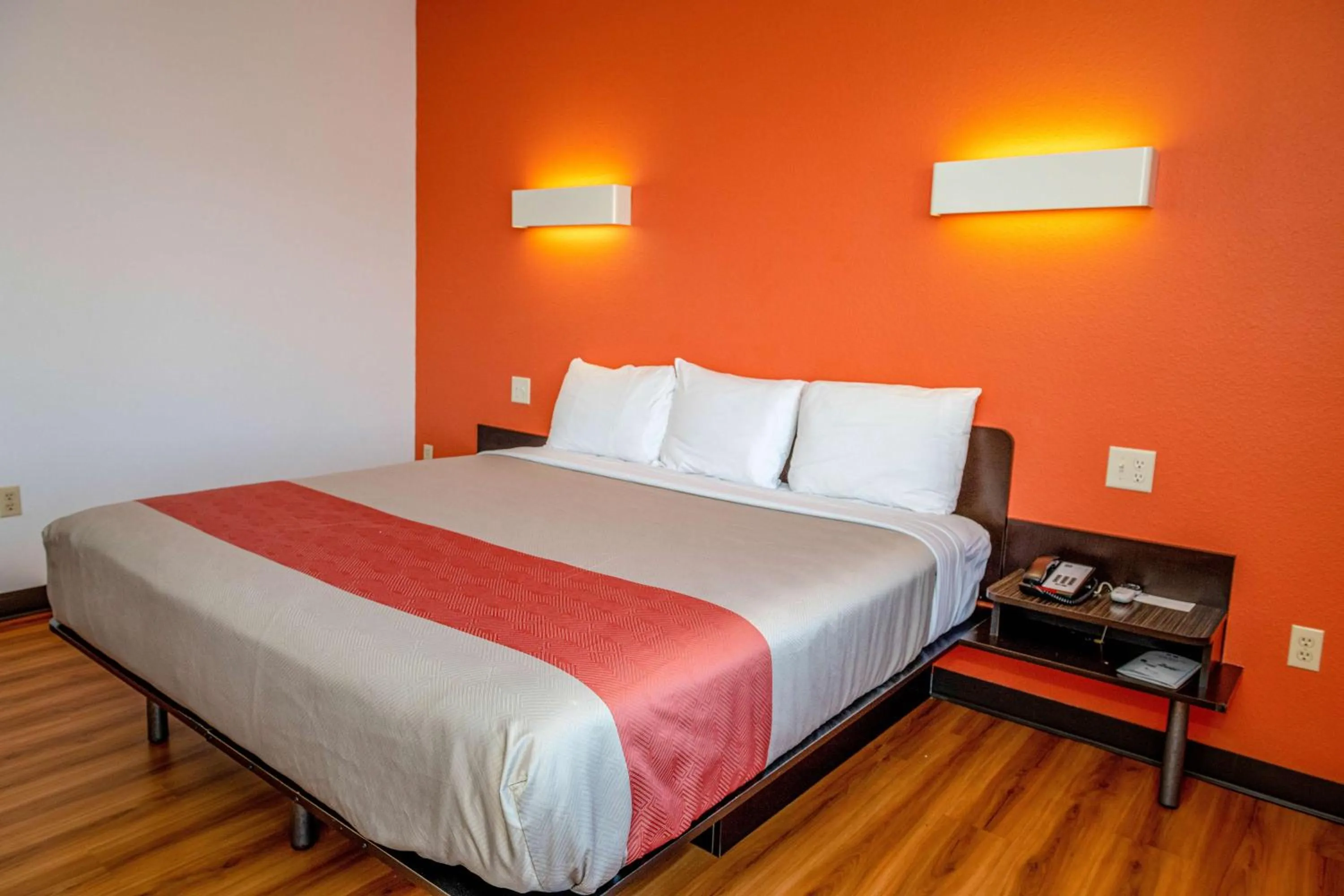 Photo of the whole room in Motel 6-Lincoln, NE