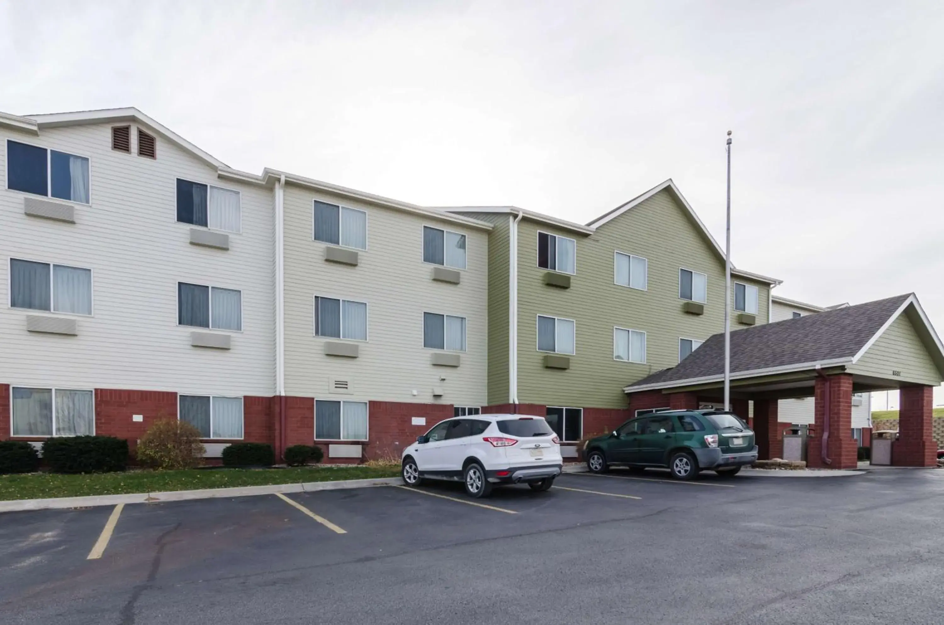 Property building in Motel 6-Lincoln, NE Property building in Motel 6-Lincoln, NE