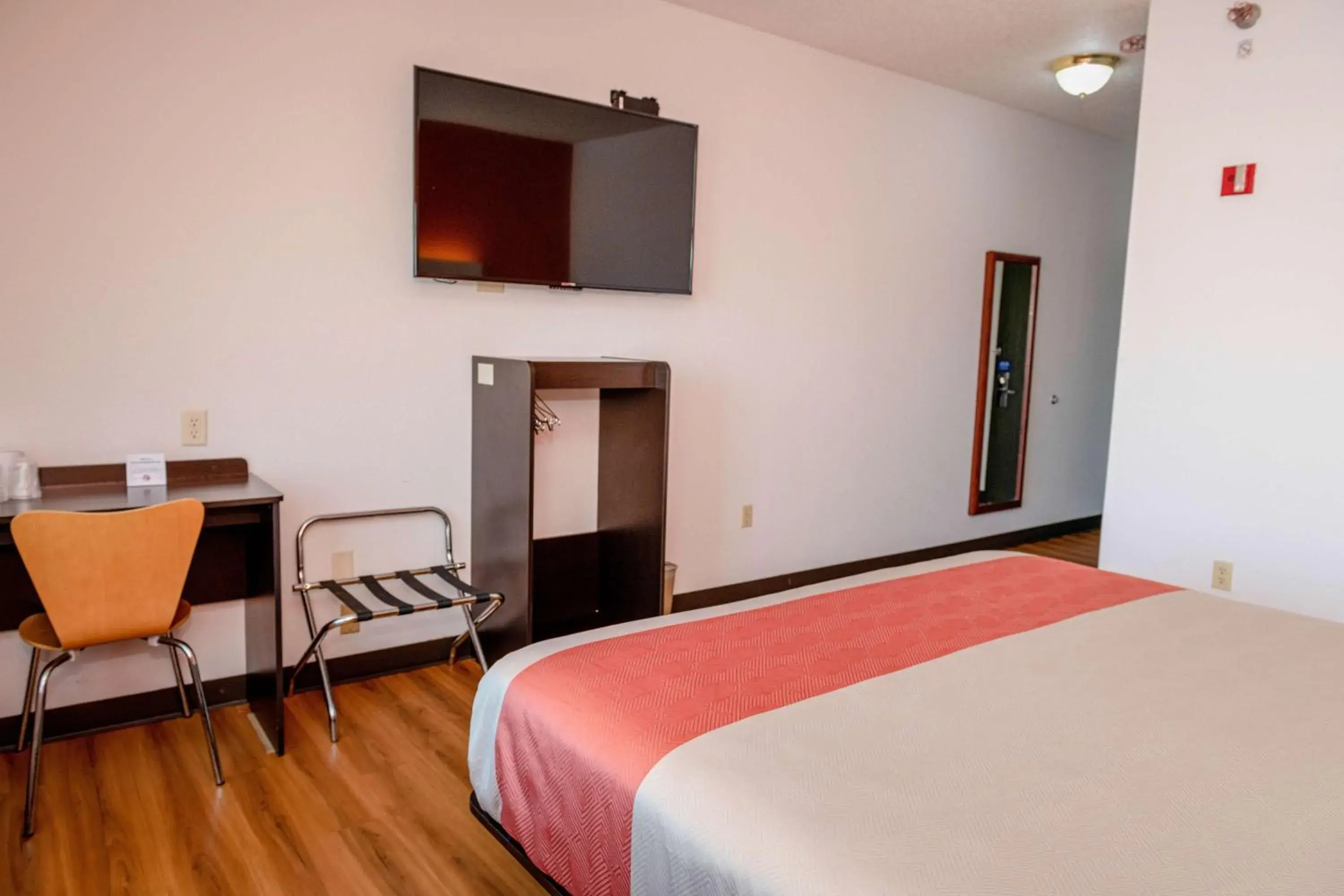 Photo of the whole room in Motel 6-Lincoln, NE Photo of the whole room in Motel 6-Lincoln, NE