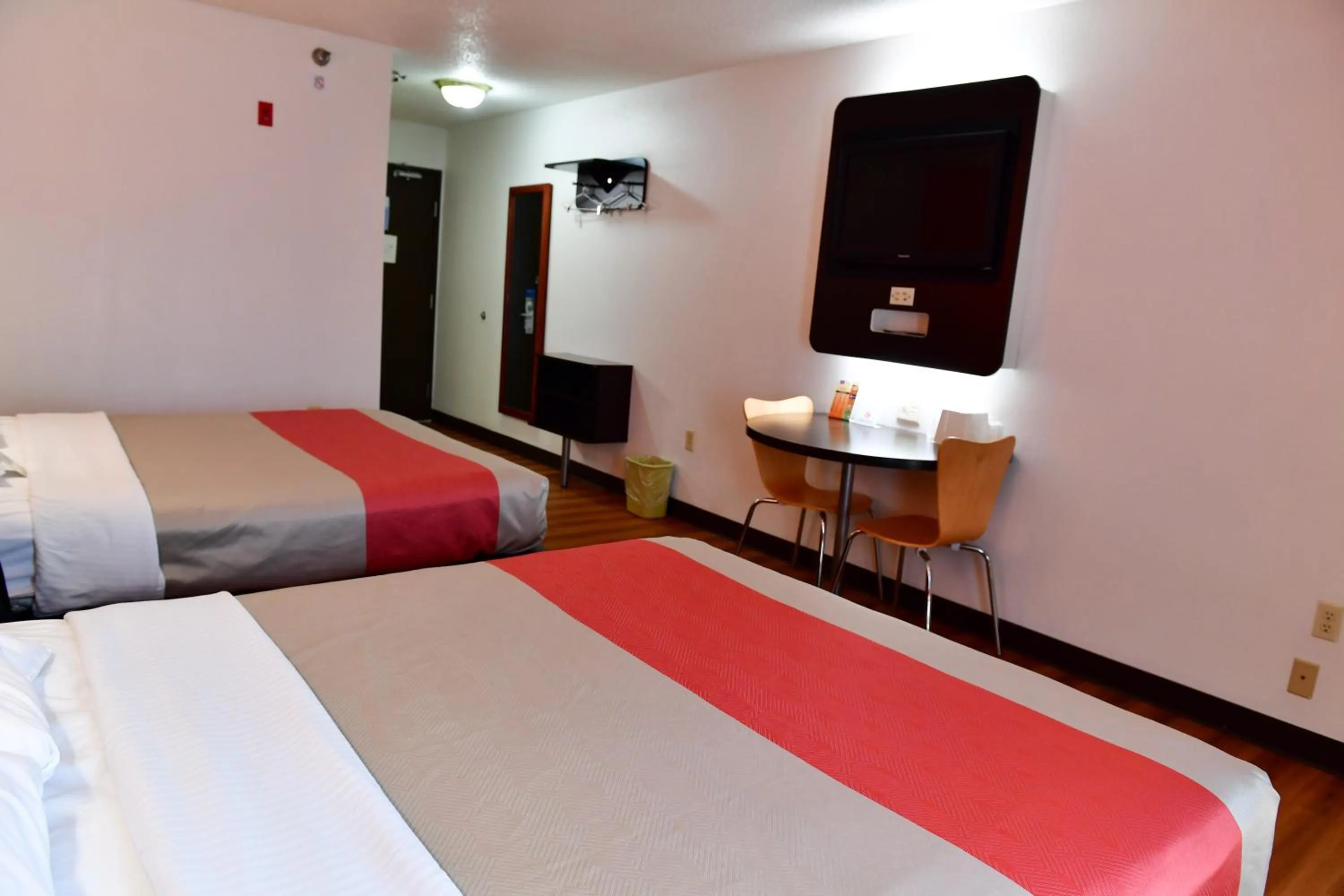 Photo of the whole room in Motel 6-Lincoln, NE