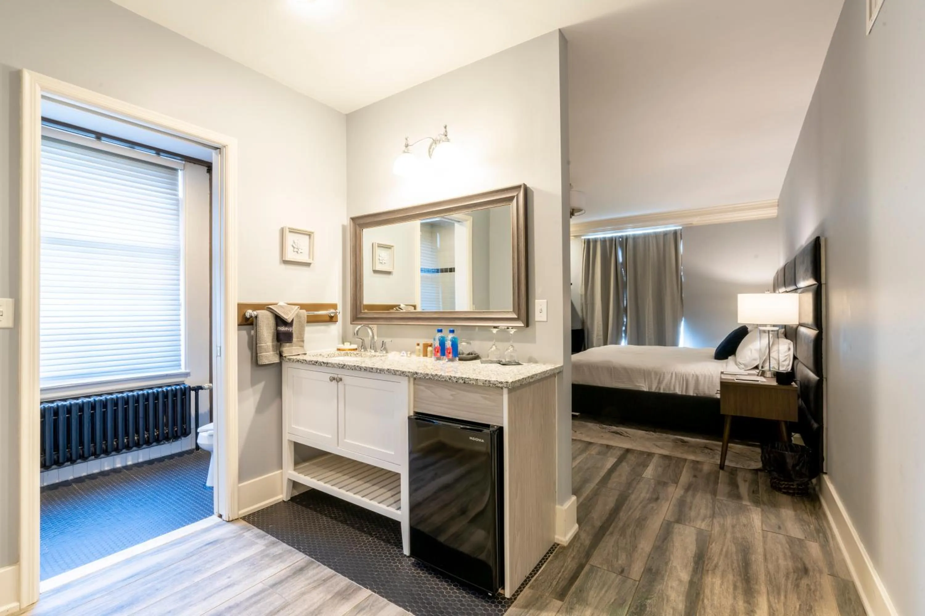 Bathroom, Bed in Inn on Broadway