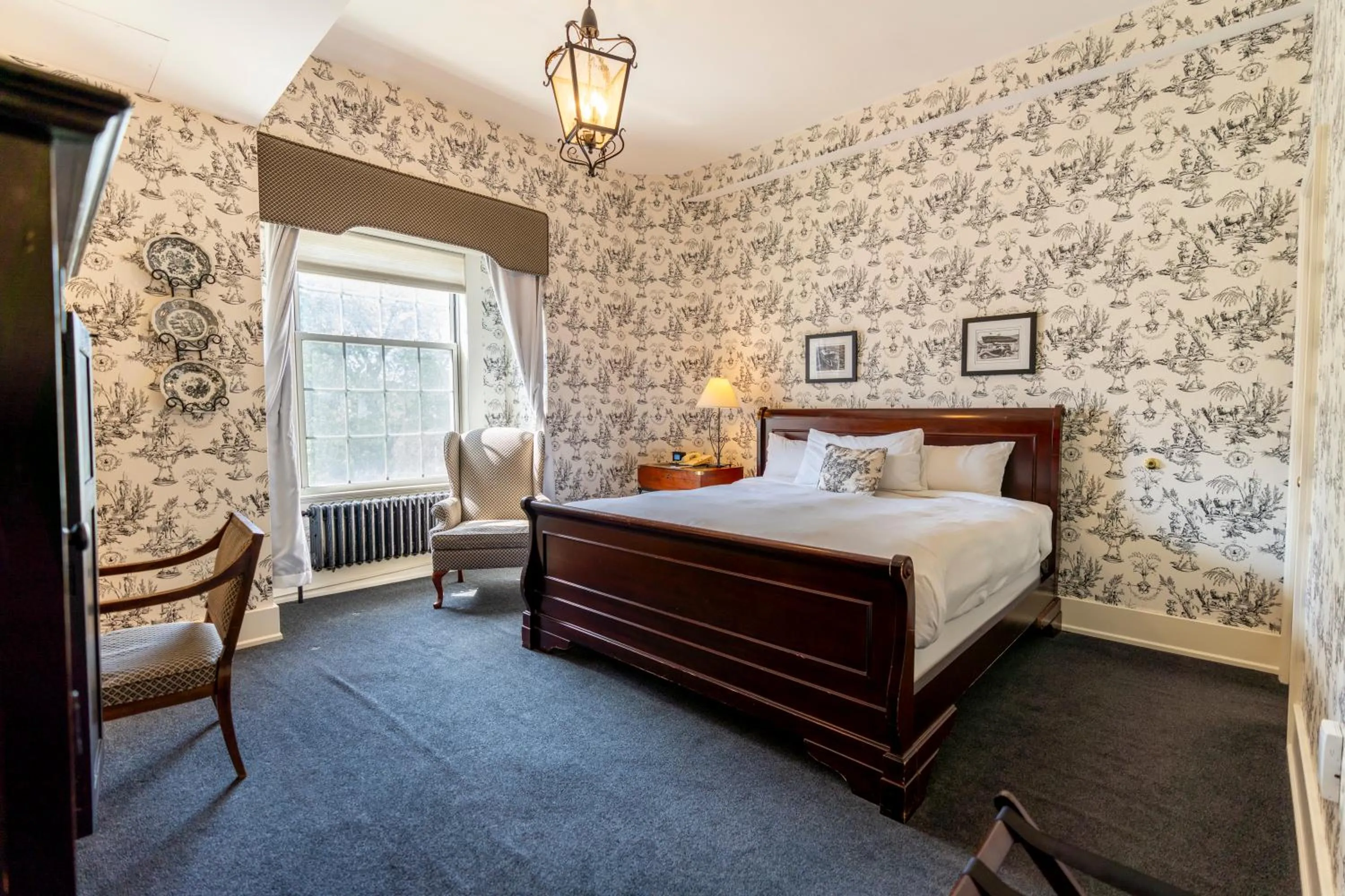 Photo of the whole room, Bed in Inn on Broadway