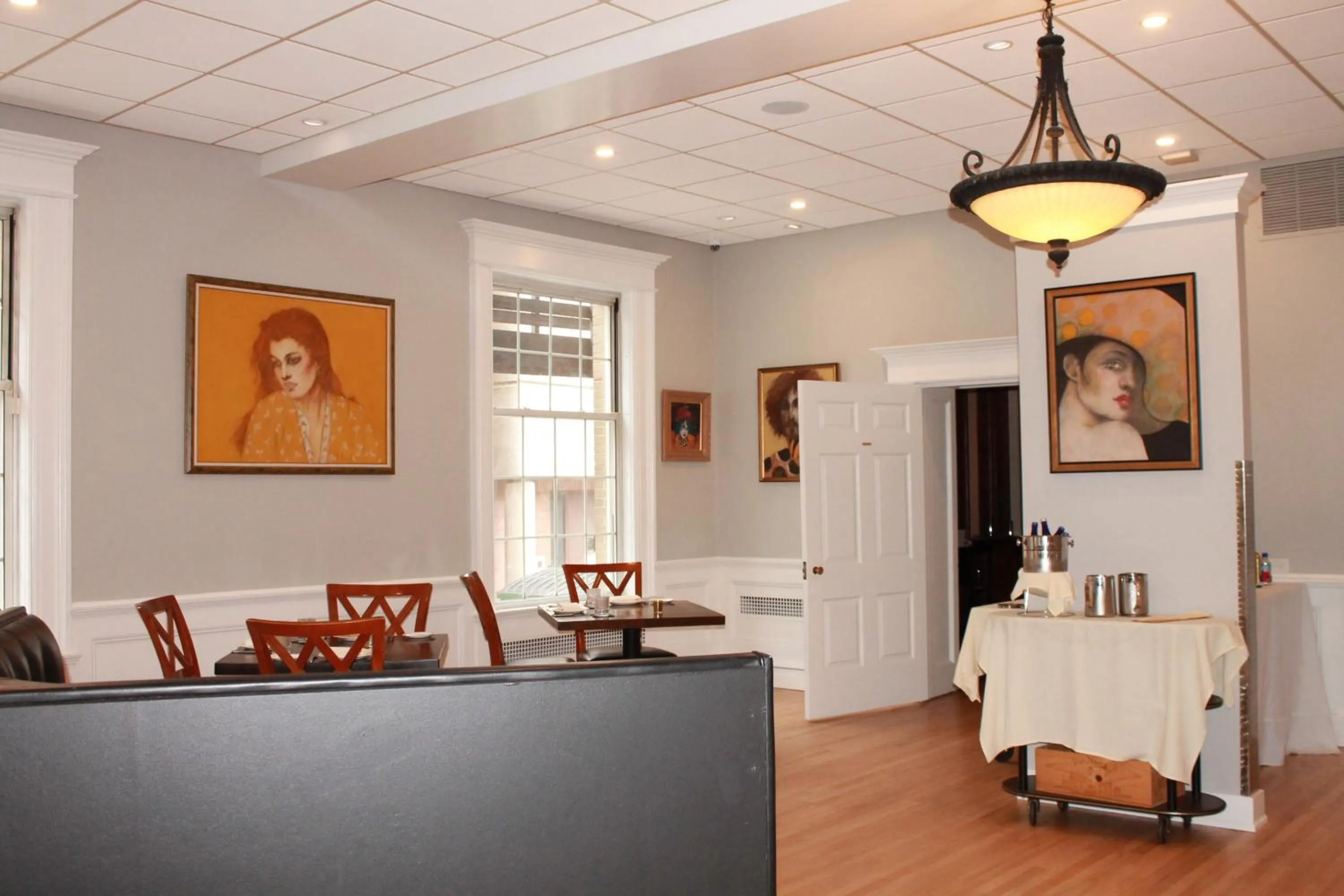 Restaurant/places to eat in Inn on Broadway