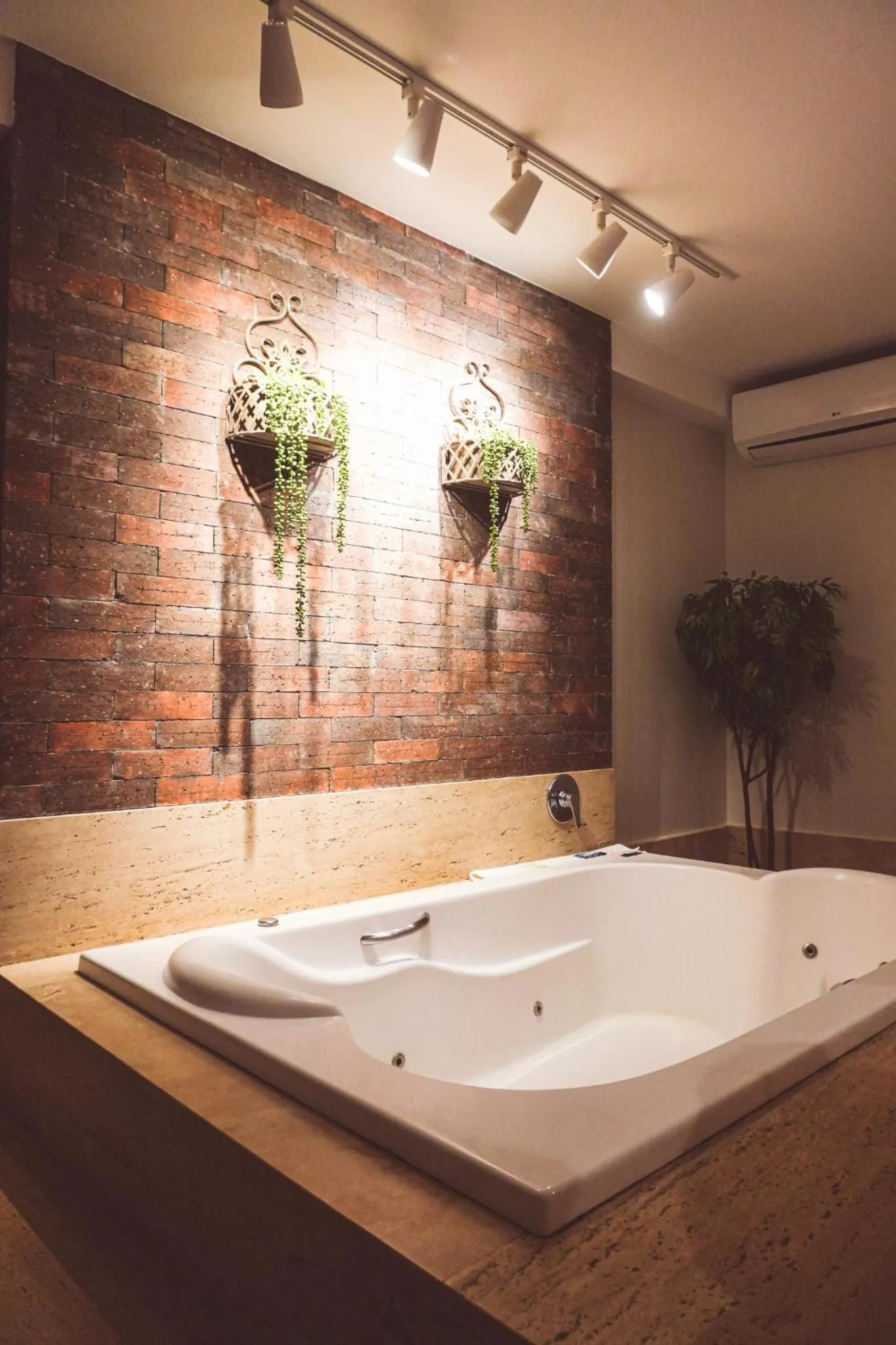 Hot Tub in Transamerica Fit Catalão