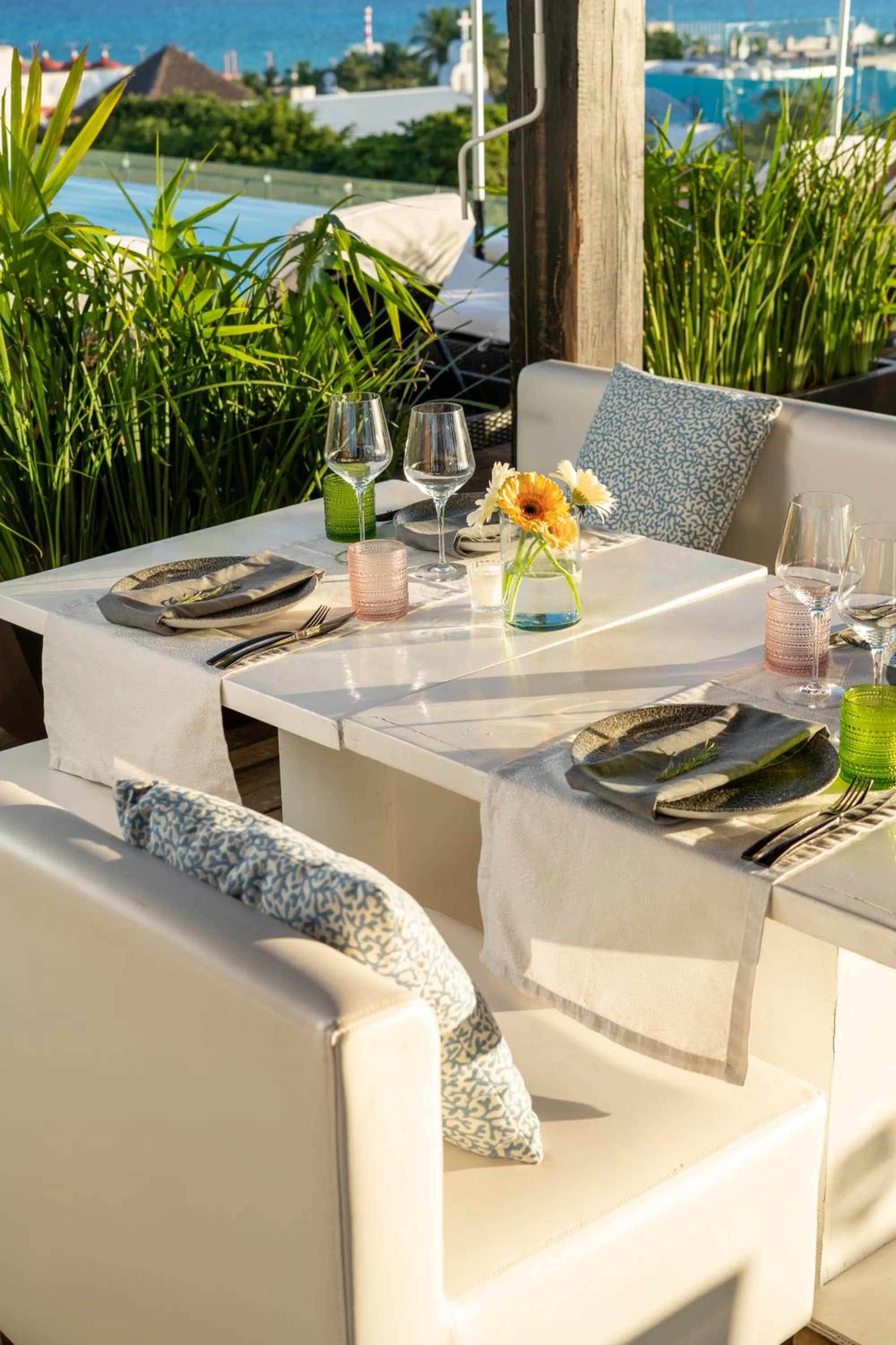 Restaurant/places to eat in The Fives Downtown Hotel & Residences, Curio Collection by Hilton