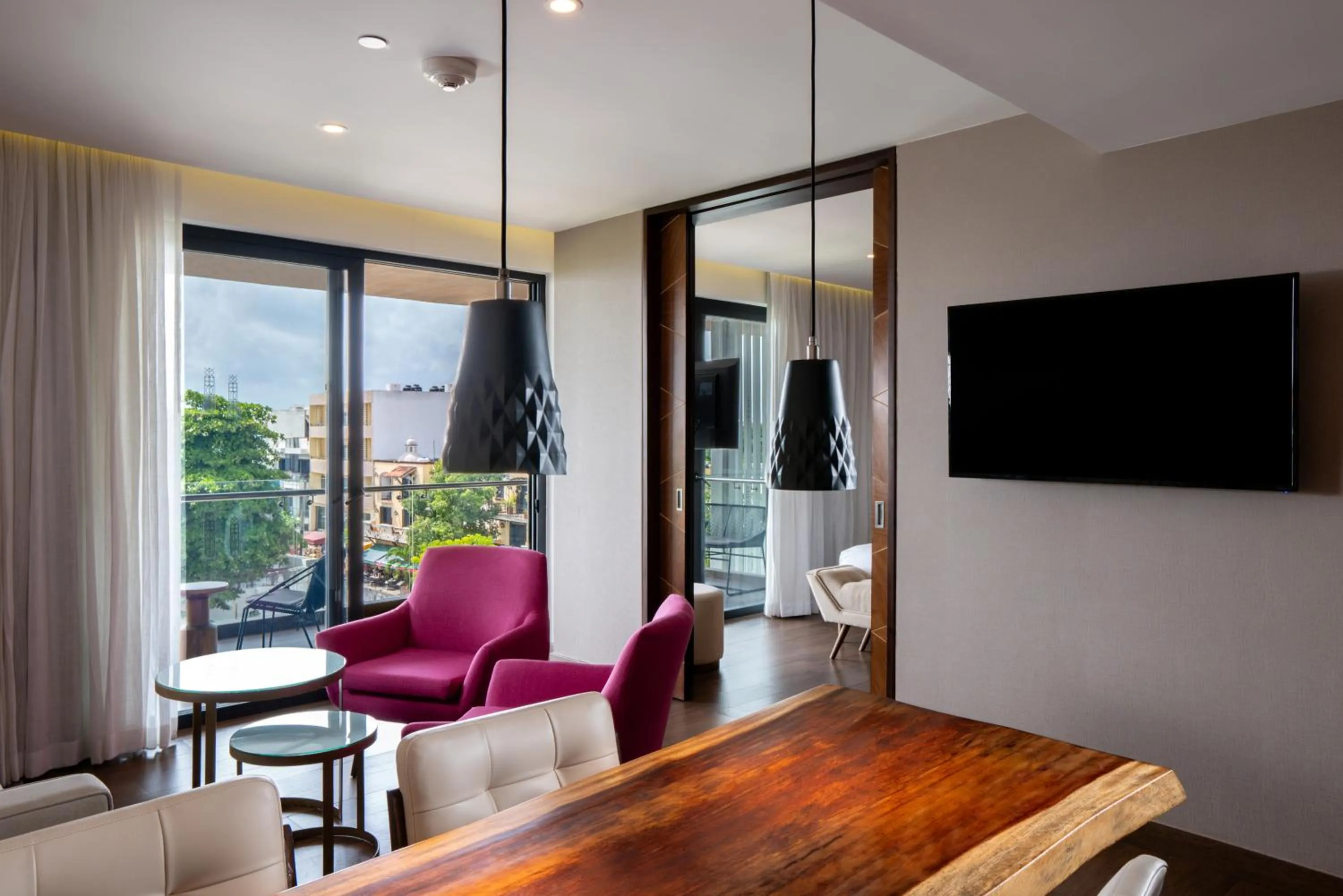 TV and multimedia in The Fives Downtown Hotel & Residences, Curio Collection by Hilton