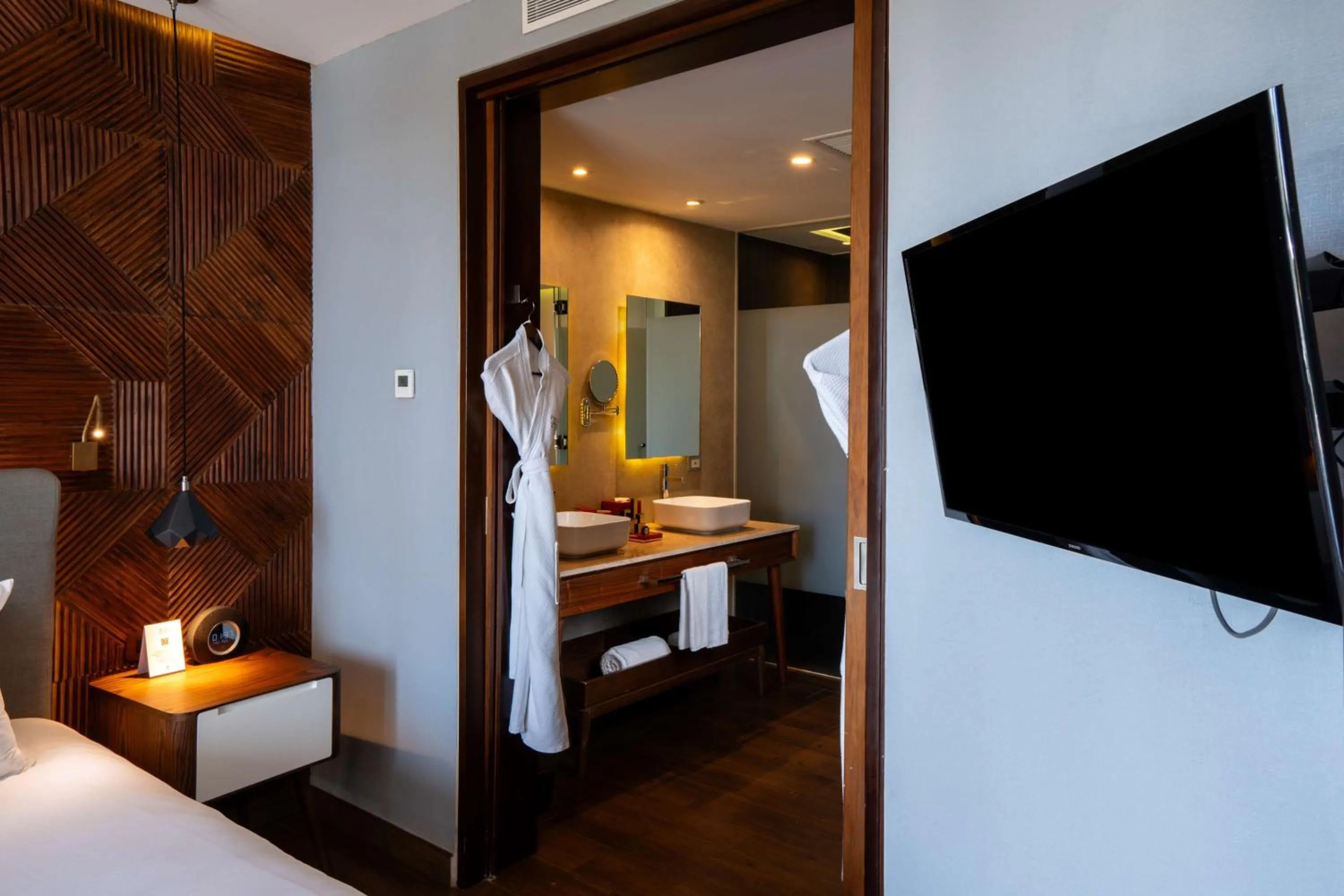 Bathroom, Bed in The Fives Downtown Hotel & Residences, Curio Collection by Hilton