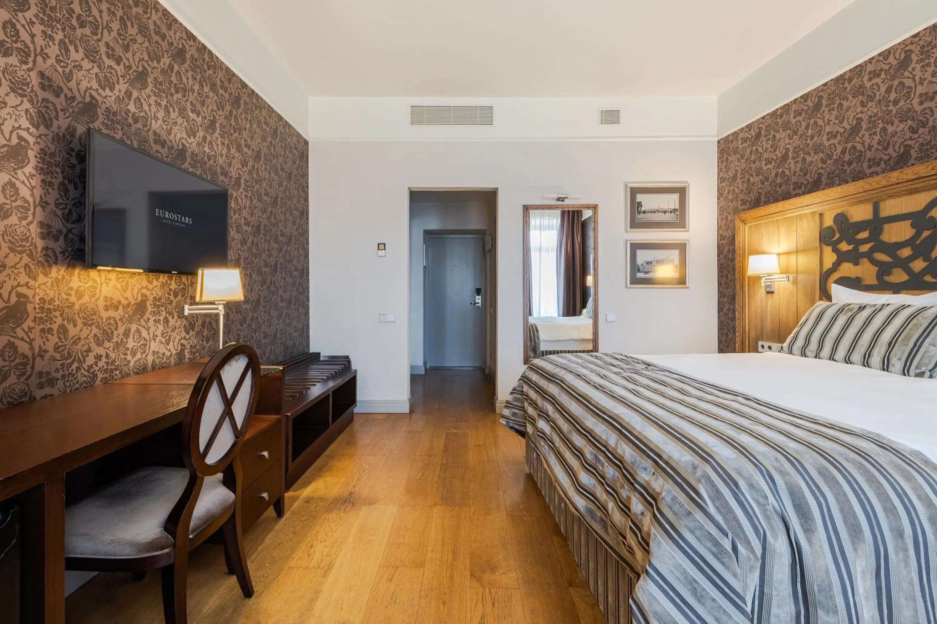 Photo of the whole room, Bed in Eurostars Metropole