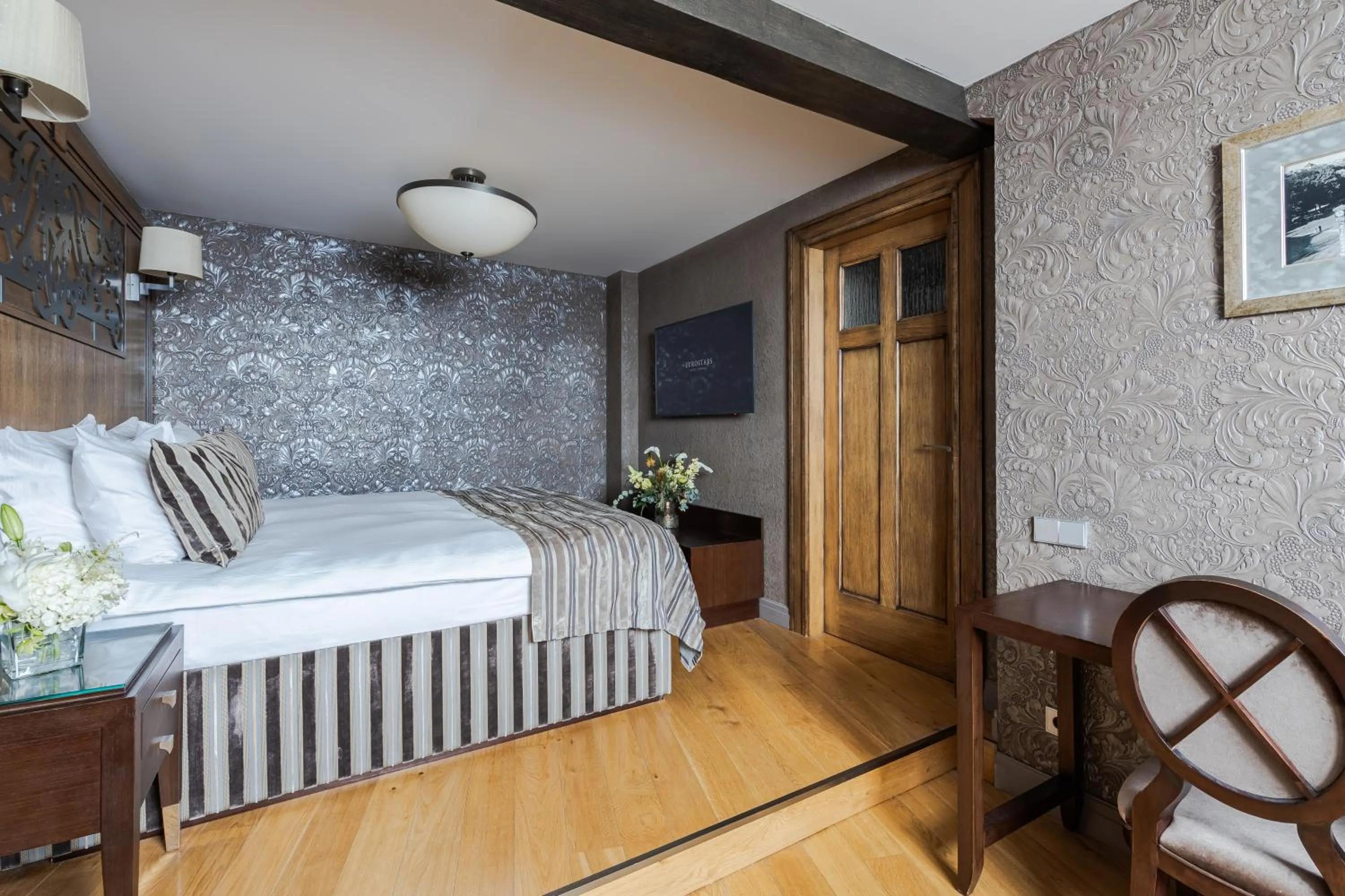 Photo of the whole room, Bed in Eurostars Metropole