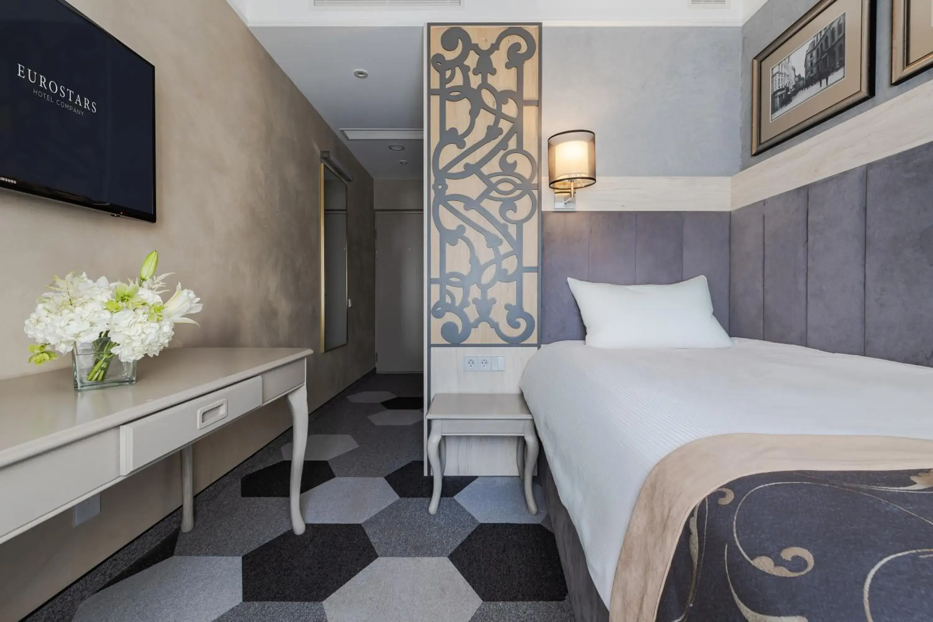 Photo of the whole room, Bed in Eurostars Metropole Photo of the whole room, Bed in Eurostars Metropole