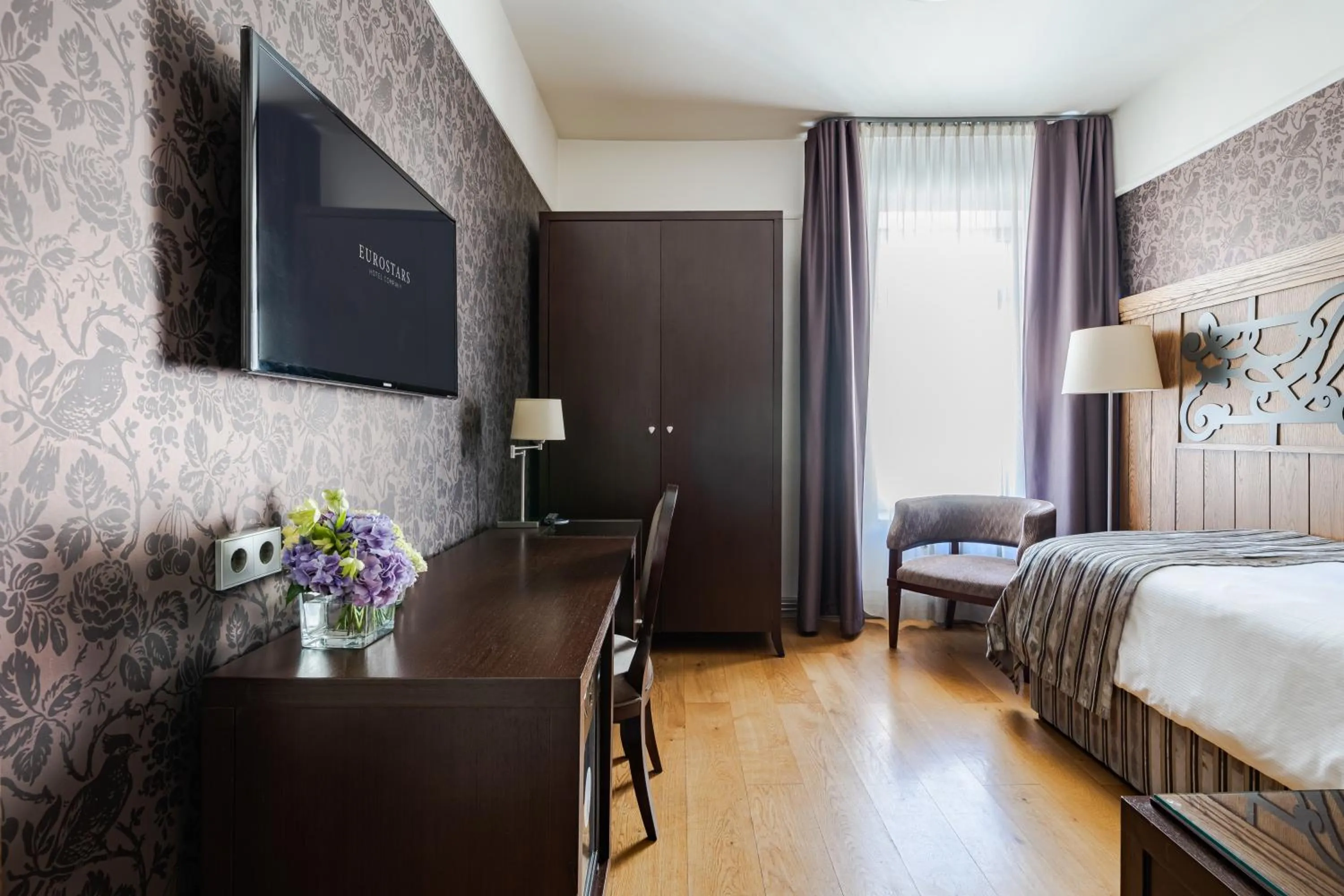 furniture, Bed in Eurostars Metropole