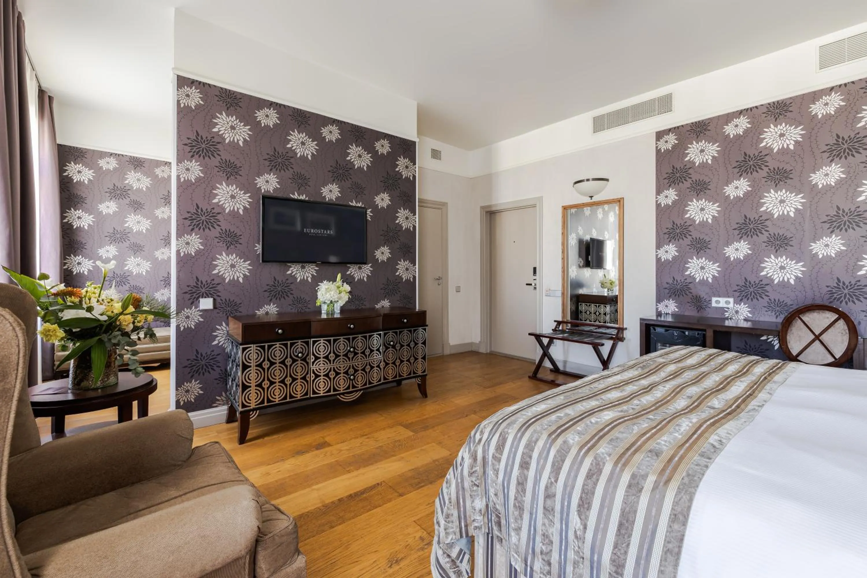 Photo of the whole room, Bed in Eurostars Metropole