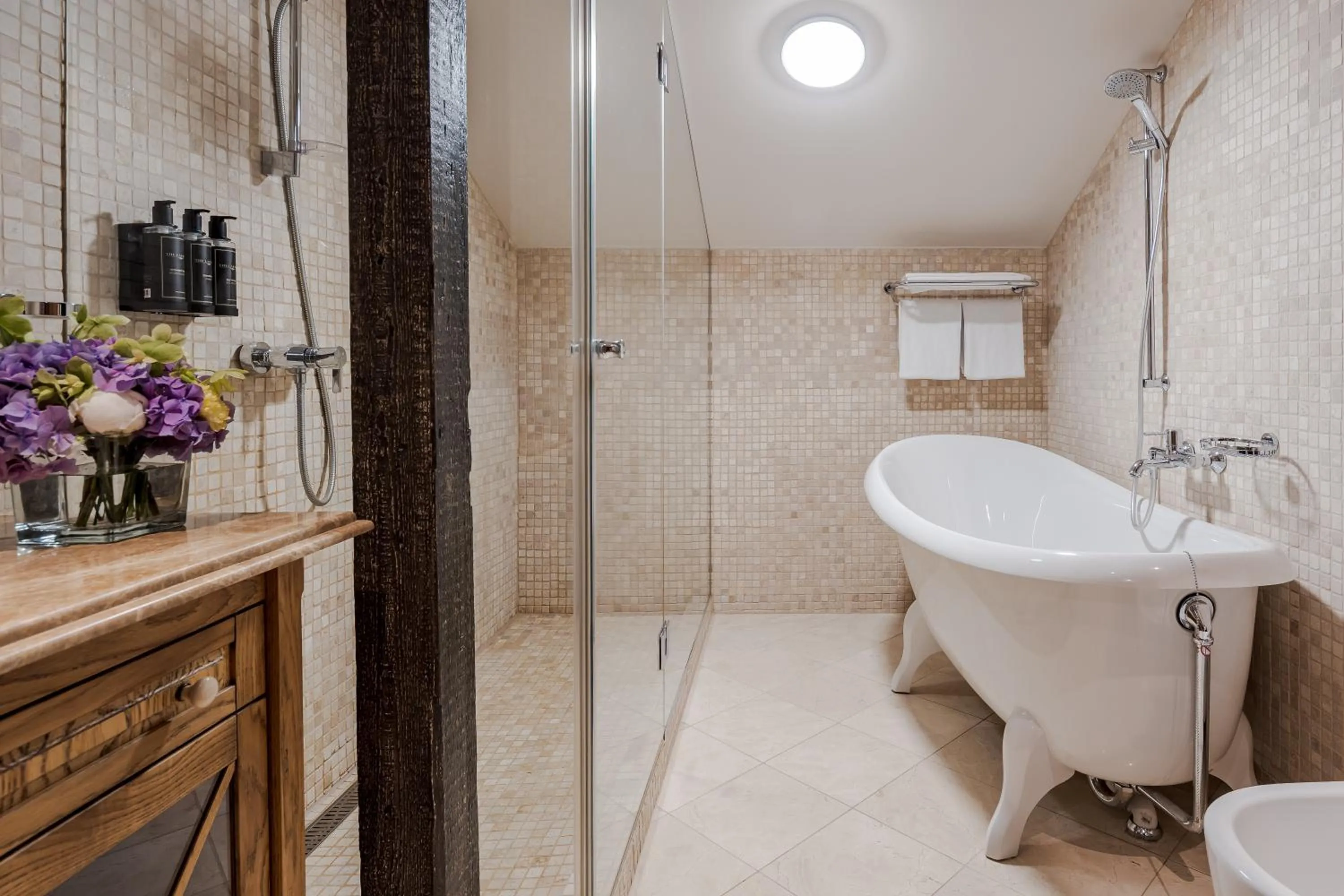 Bath in Eurostars Metropole