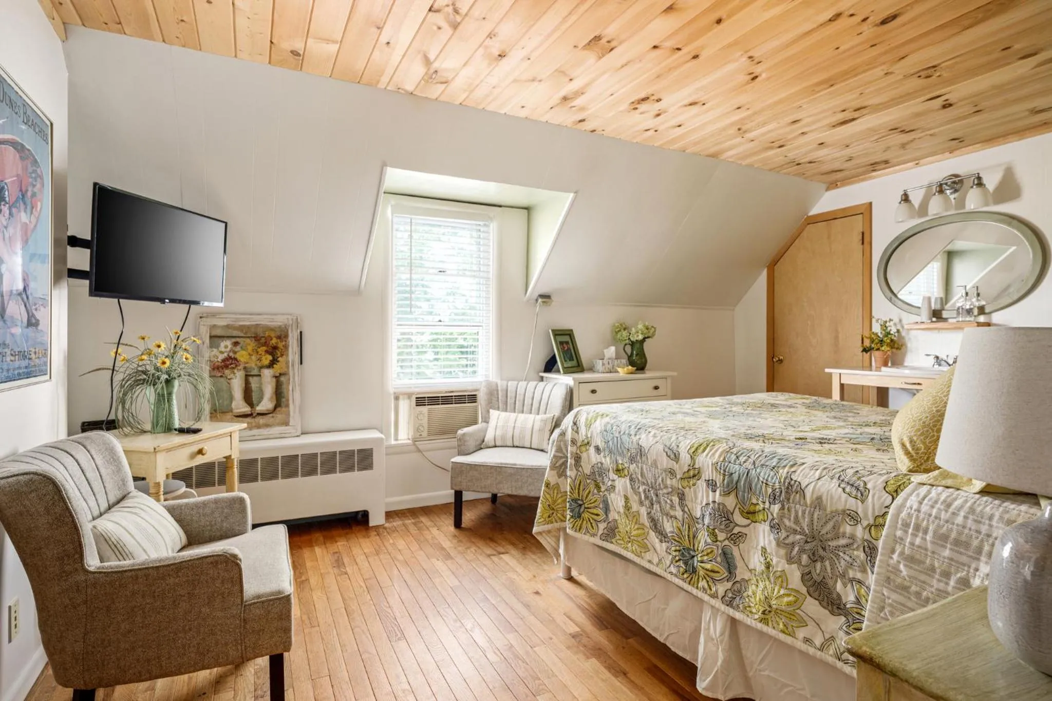 Bed in The Cottonwood Inn B&B