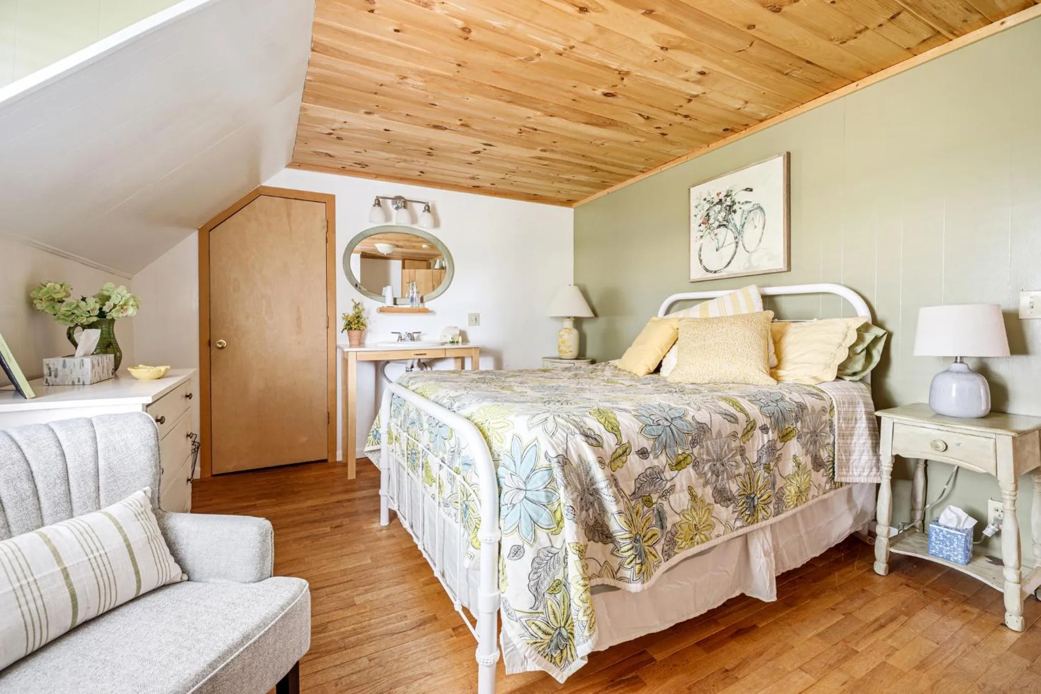 Bed in The Cottonwood Inn B&B