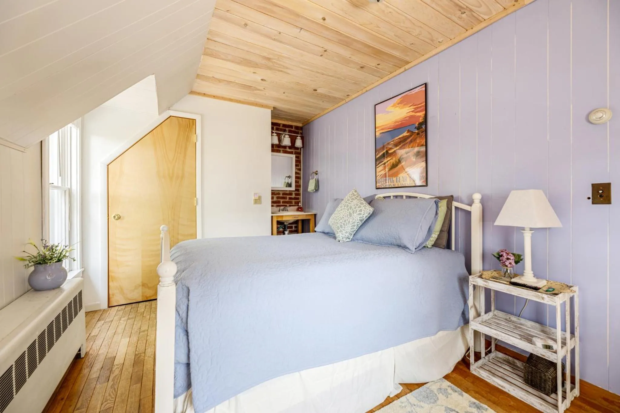 Bed in The Cottonwood Inn B&B