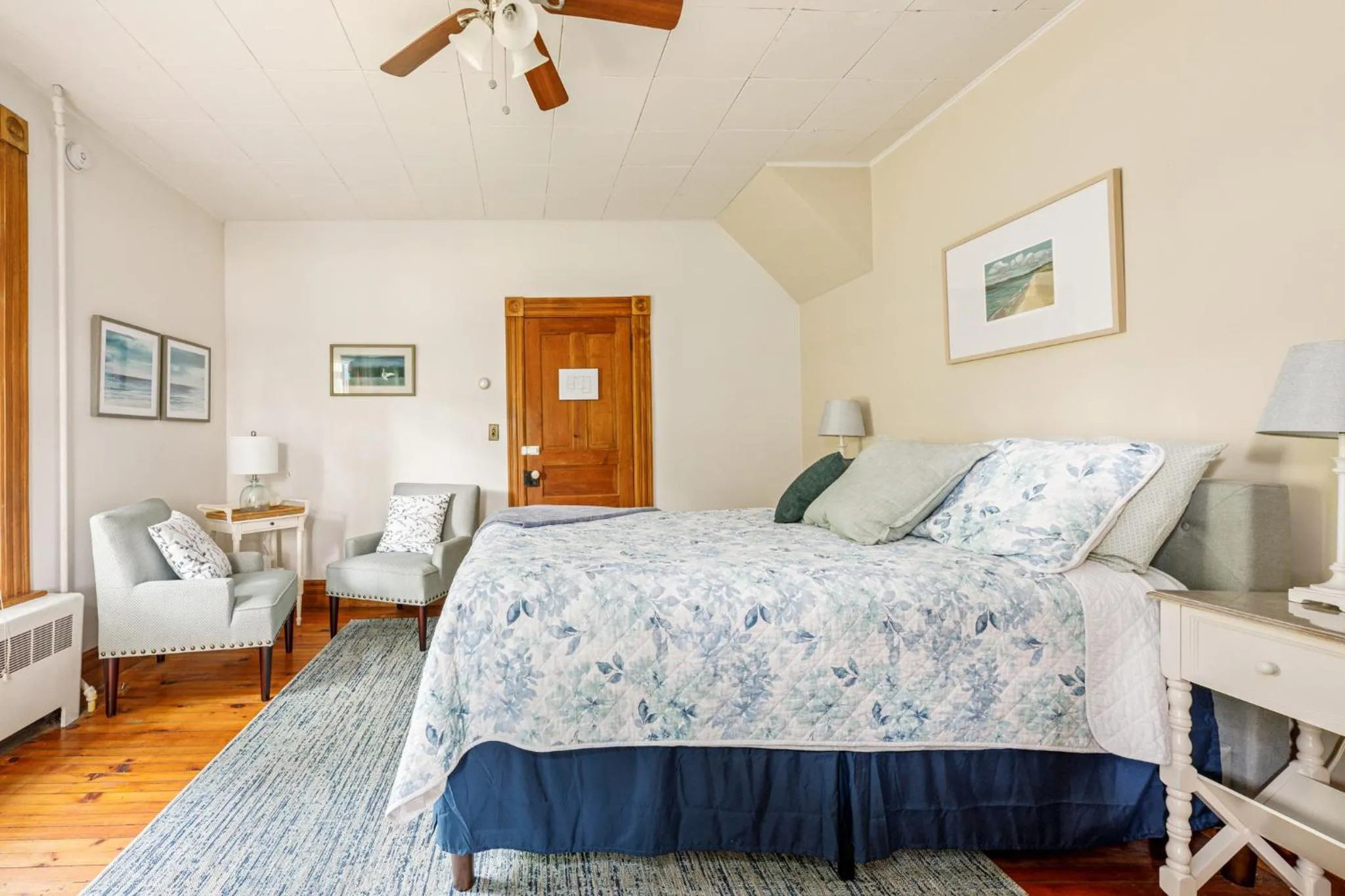 Bed in The Cottonwood Inn B&B